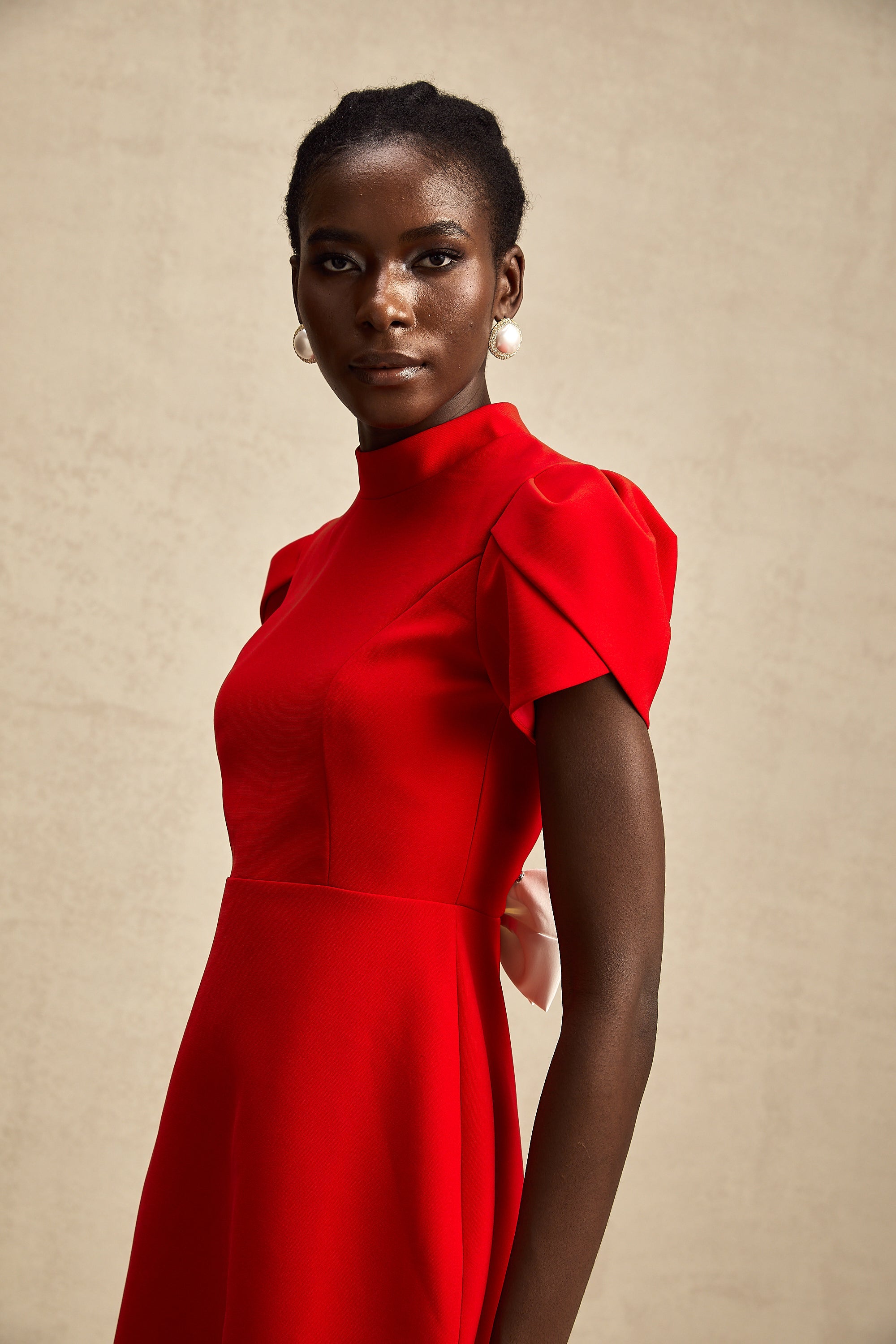 Vestido mini rojo con mangas de pétalos, abertura en la cintura y lazo en el pecho, de la marca Final Sale.