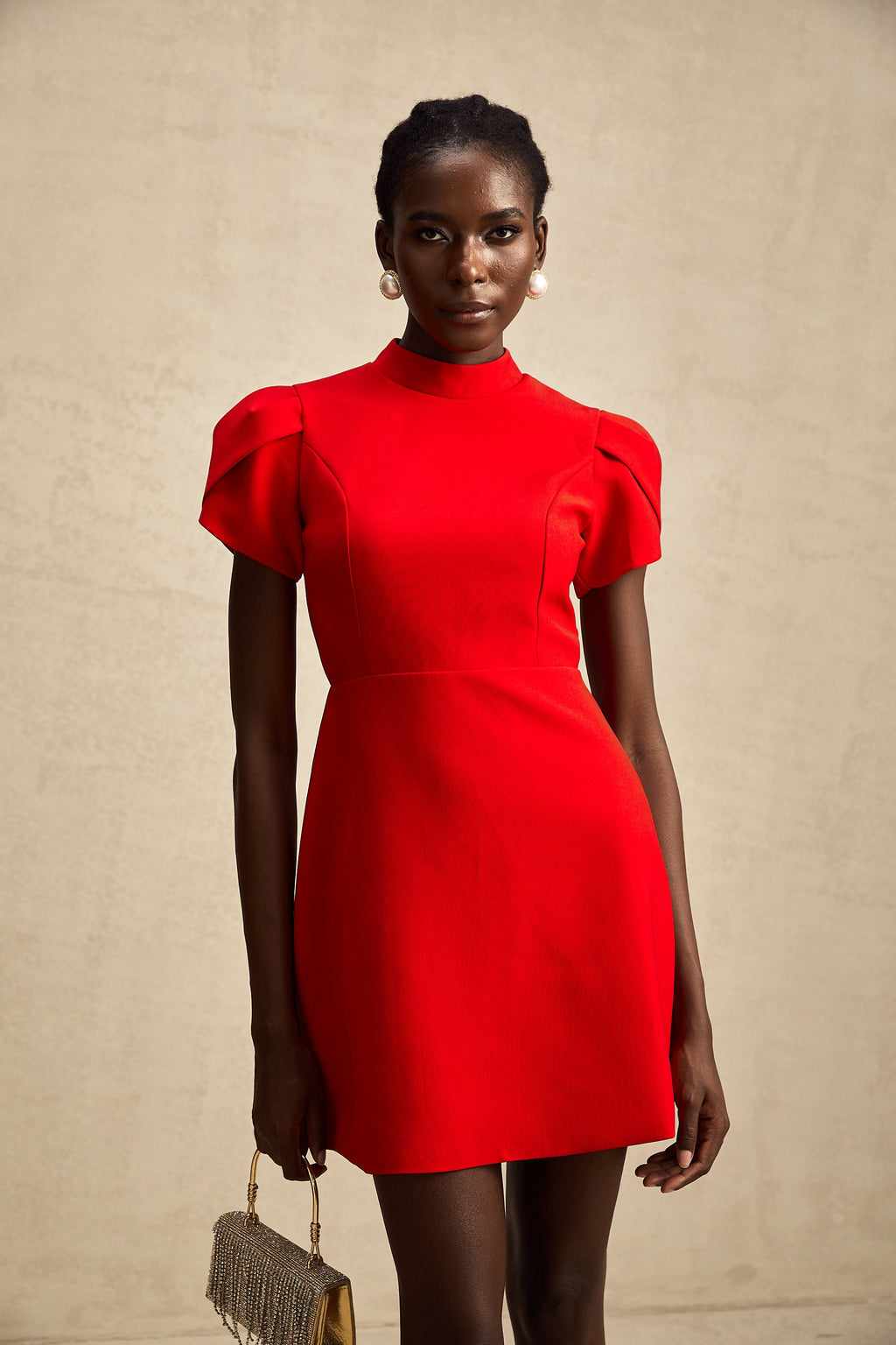 Vestido mini rojo con mangas de pétalos y lazo, estilo cortado con diseño elegante y moderno, de la marca Final Sale.