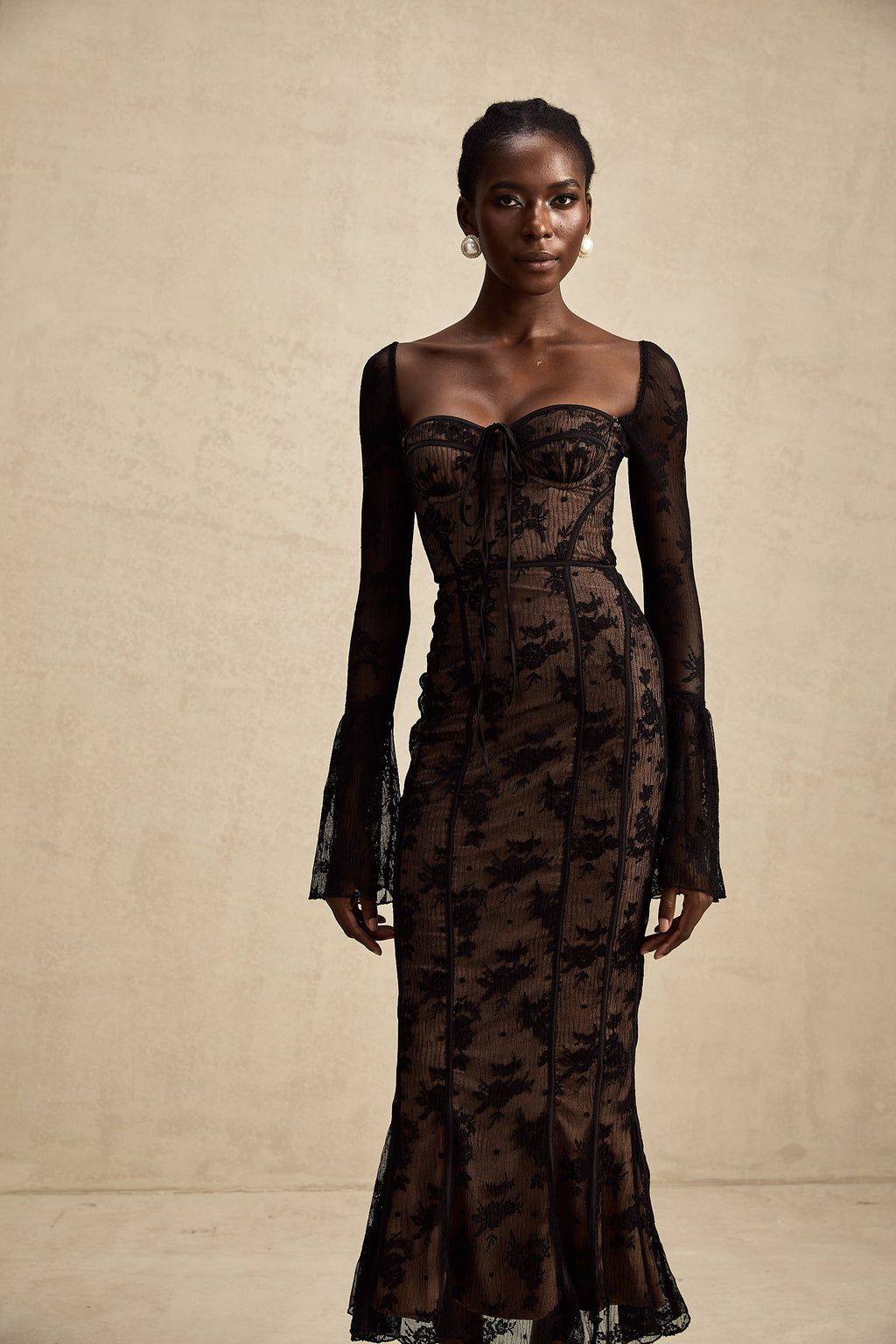 Vestido largo de encaje negro Marlene con falda acampanada, diseño elegante y detalles delicados, para ocasiones especiales.