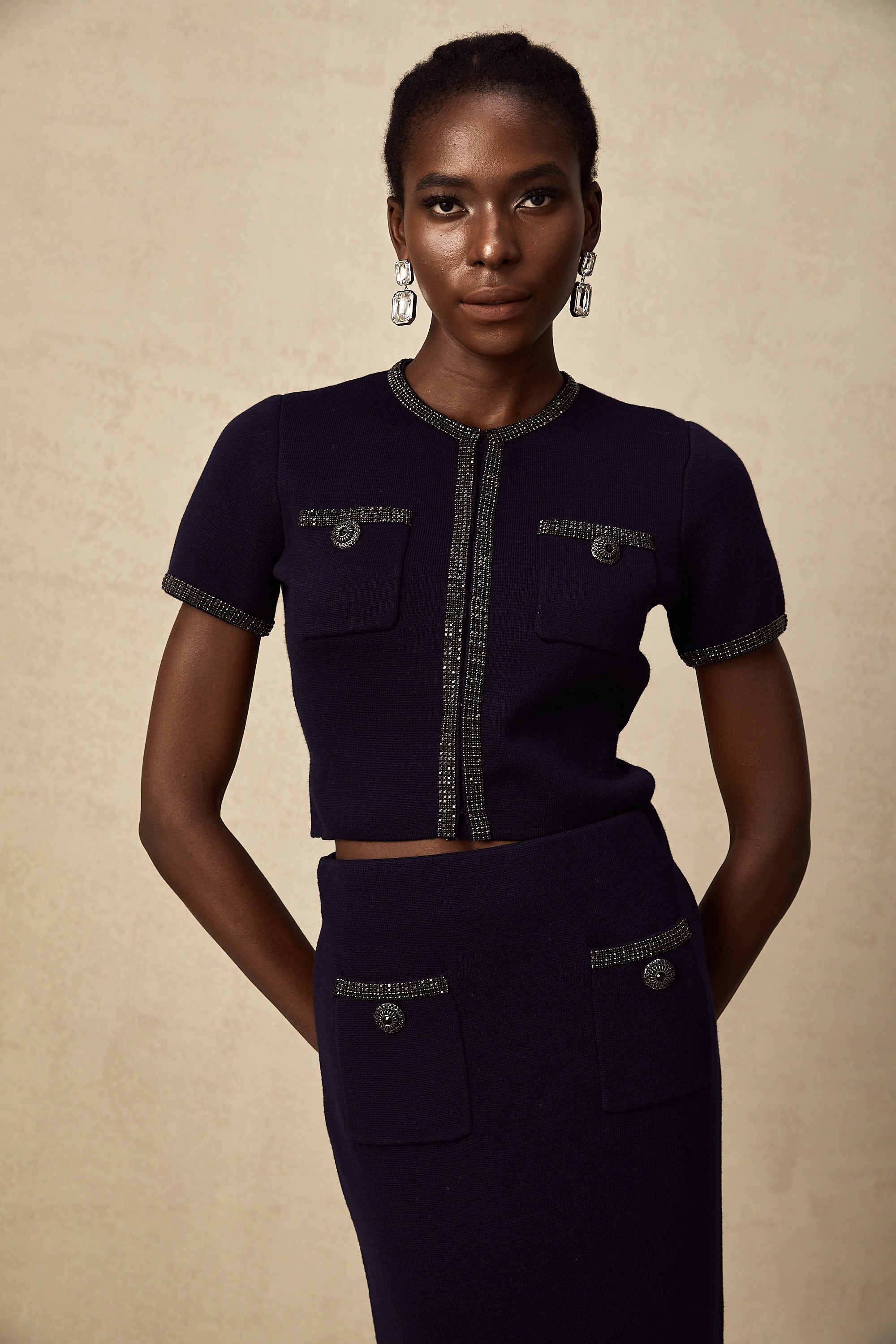 Conjunto a rayas con top y falda de punto acanalado con adornos de Aïda, en tonos neutros, para un estilo elegante y moderno.