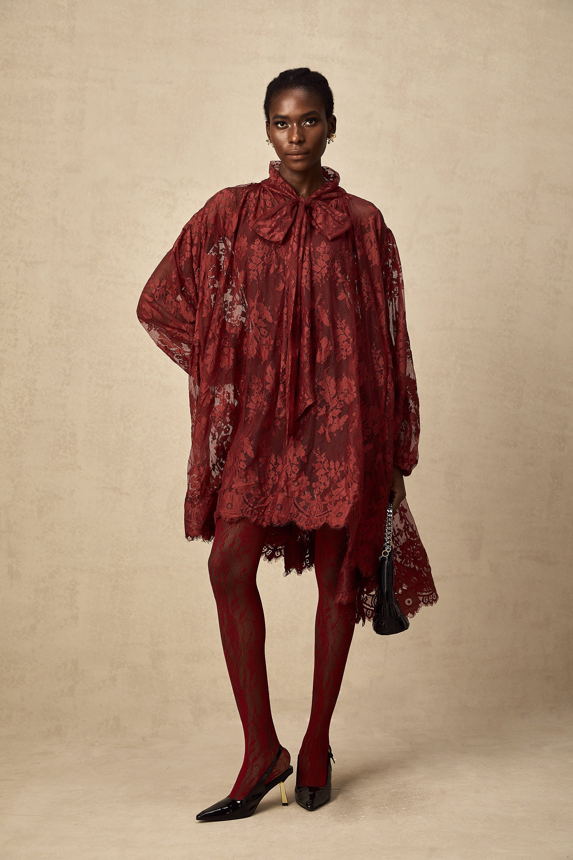 Vestido oversize rojo con encaje de encaje chantilly de la marca Final Sale, con diseño amplio y detalles delicados.