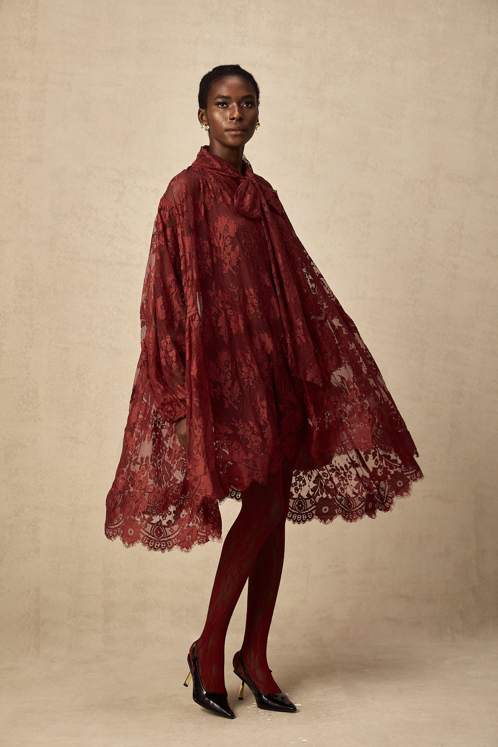 Vestido oversize rojo con encaje de encaje Chantilly de la marca Final Sale, con diseño amplio y elegante, visto desde el frente.