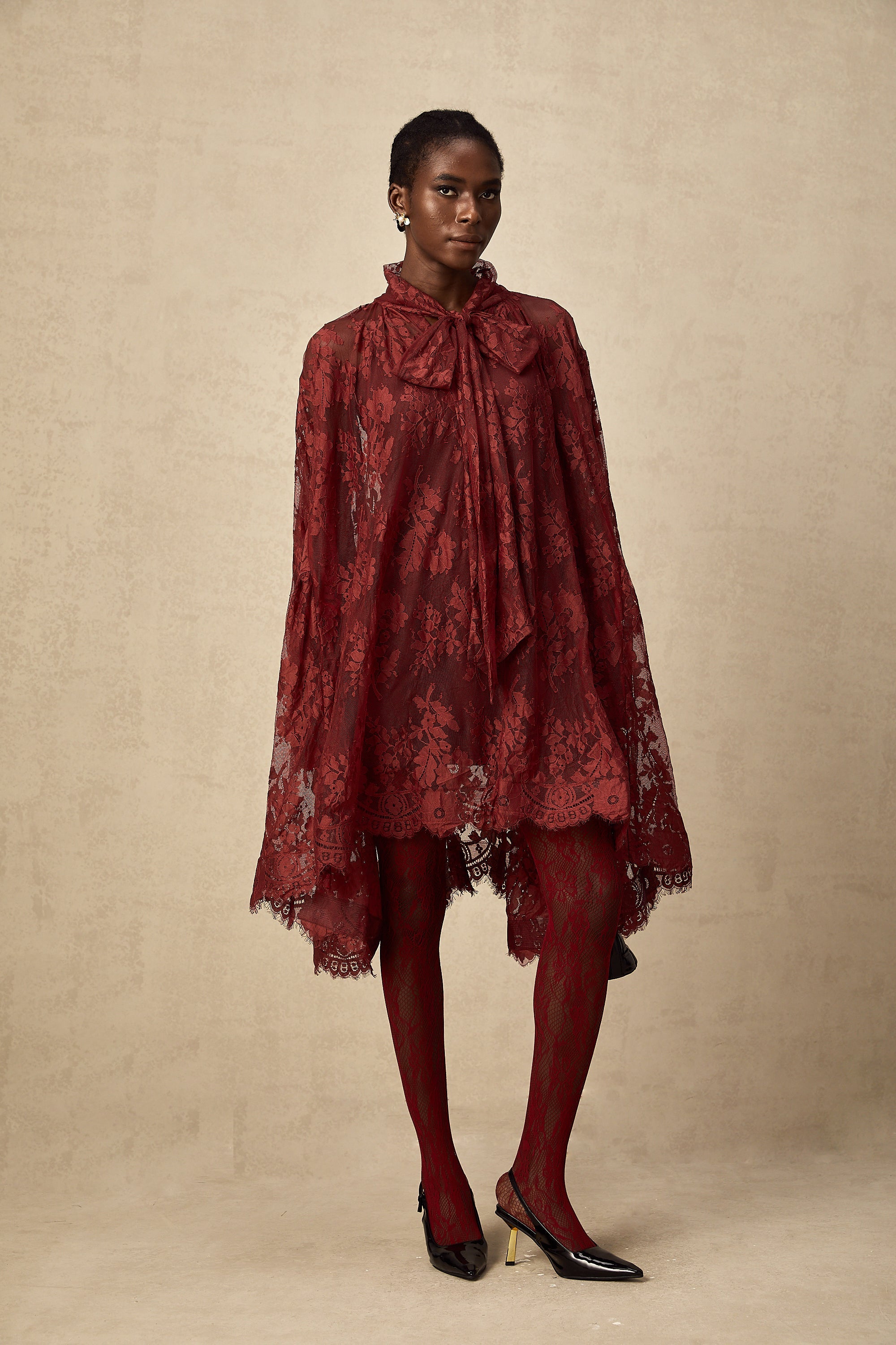 Vestido largo rojo con encaje de encaje chantilly y estilo oversize, diseñado por Final Sale.