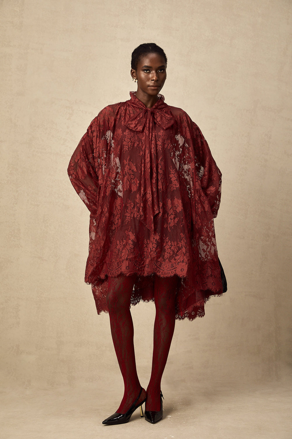 Vestido oversize rojo con encaje de chantilly de la marca Final Sale, con diseño amplio y detalles delicados.