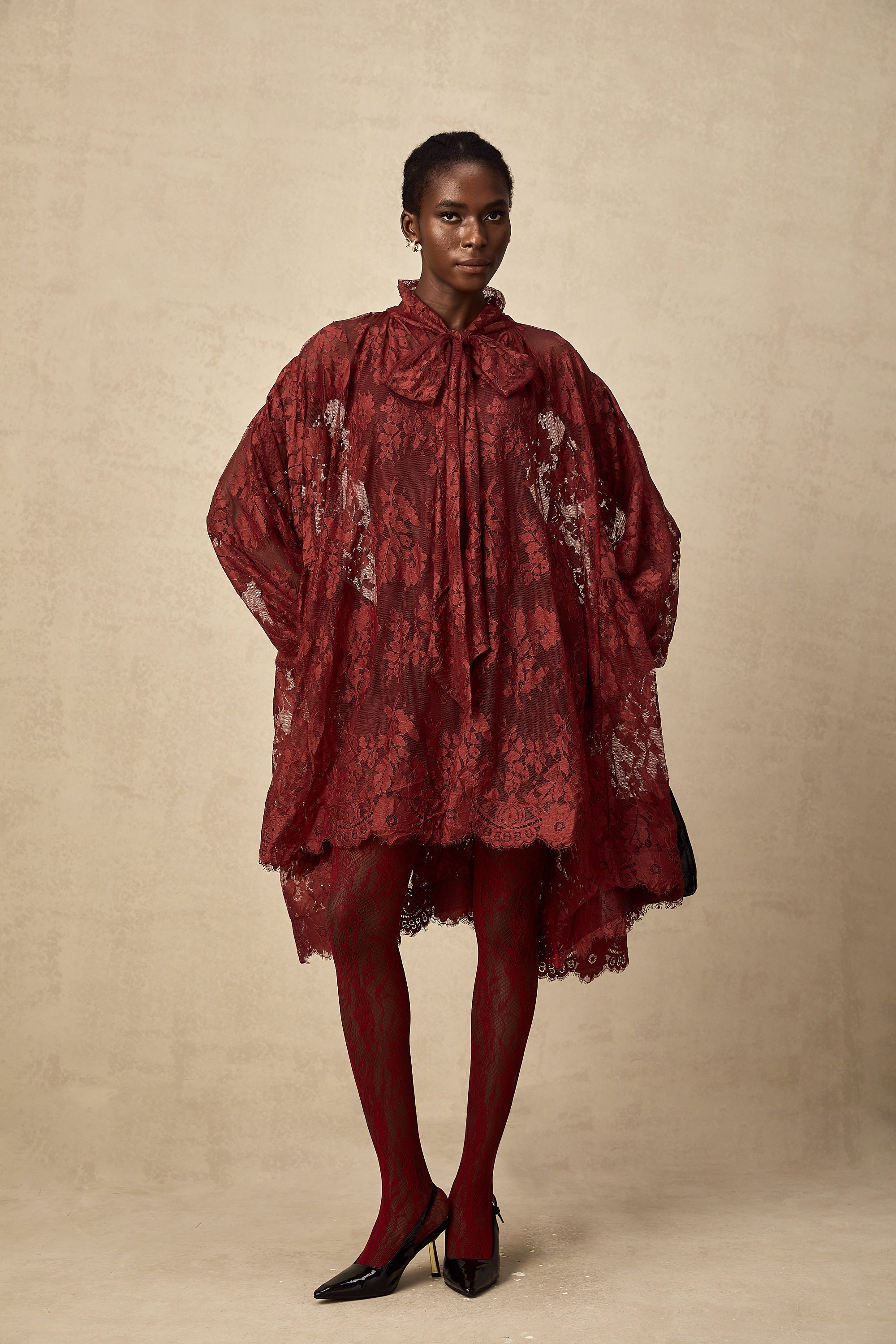 Vestido oversize rojo con encaje de chantilly de la marca Final Sale, con diseño amplio y detalles delicados.