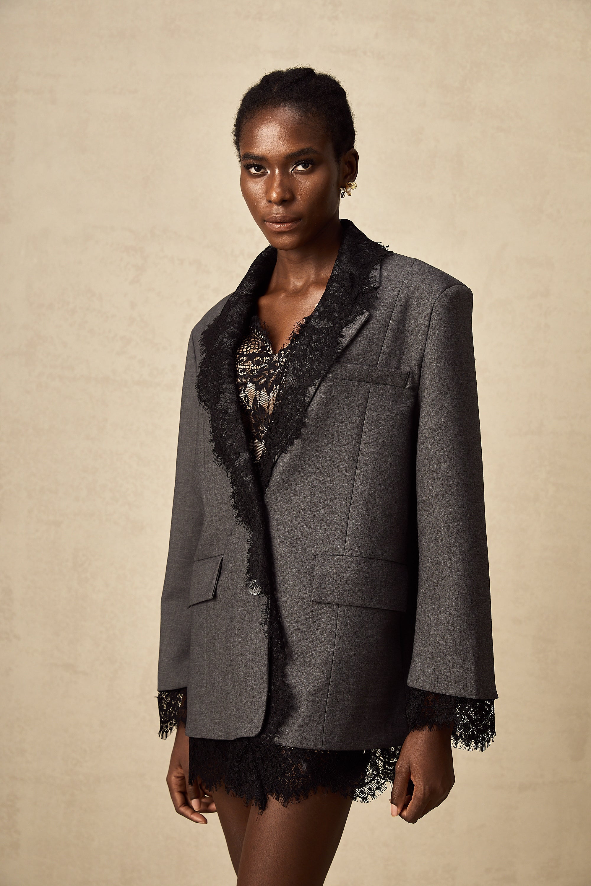 Blazer gris con paneles de encaje de la marca Final Sale, diseño elegante y moderno para mujer.