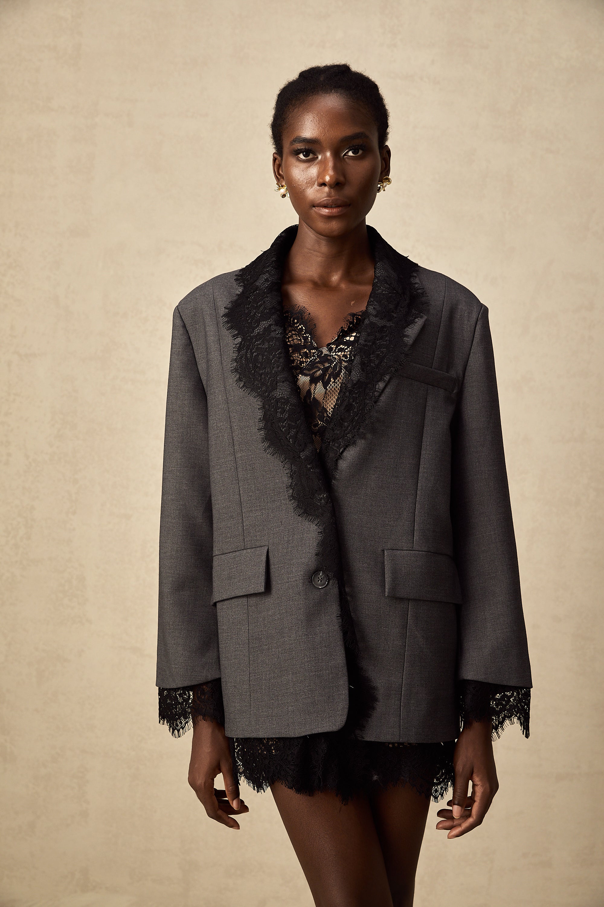 Blazer gris de encaje Dianthe de la marca Final Sale, estilo ajustado con paneles de encaje en los laterales y cuello.