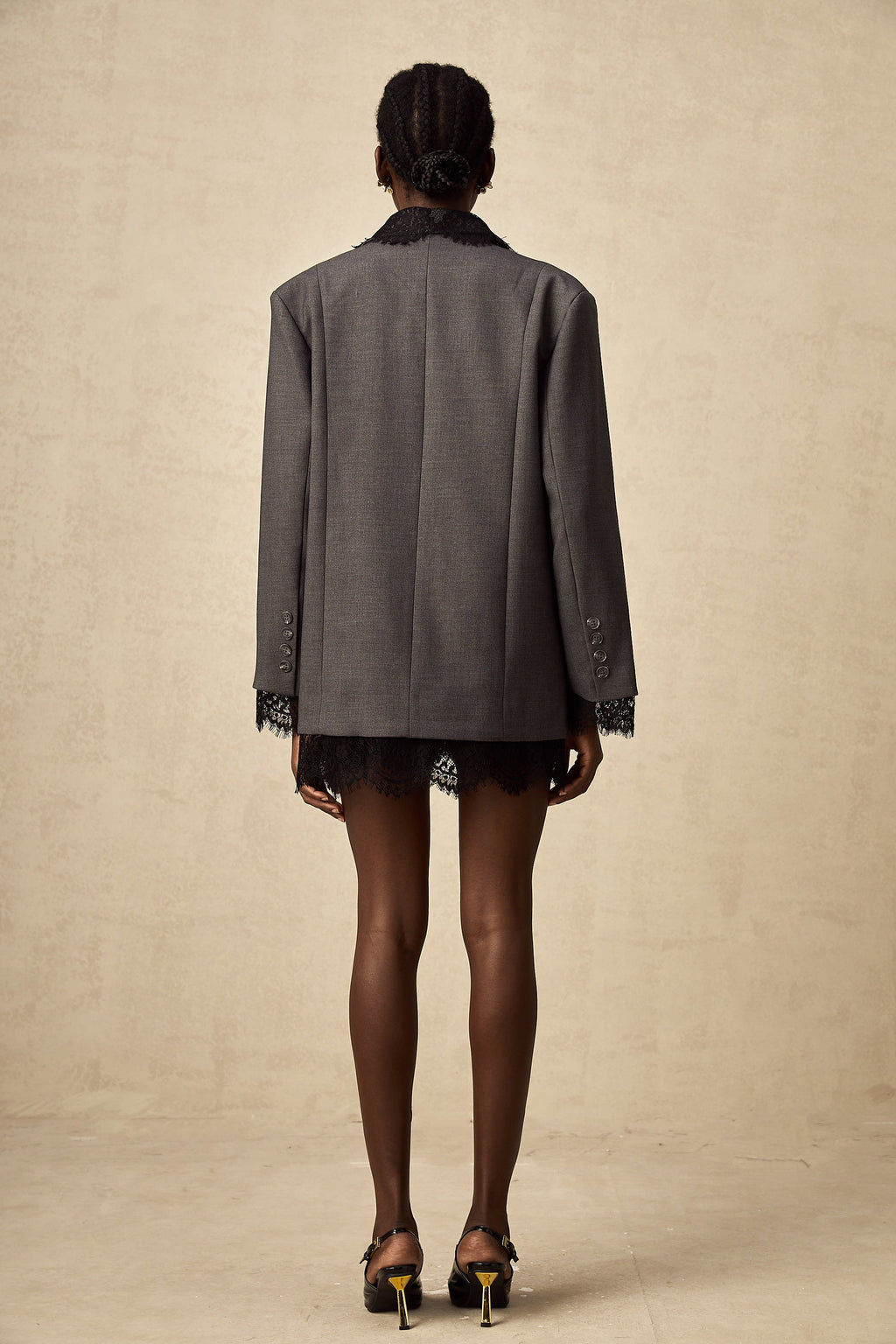 Blazer gris con paneles de encaje de la marca Final Sale, vista frontal, estilo elegante para mujer.