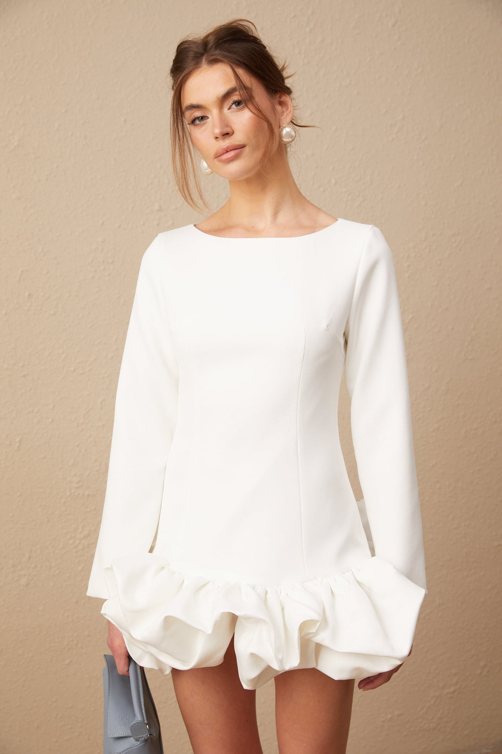 Vestido mini de falda de burbujas Elodie en color blanco, de la marca Final Sale, con diseño elegante y moderno.
