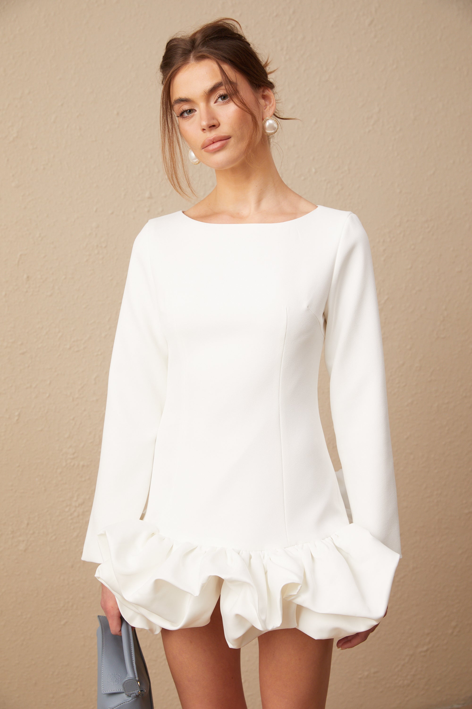 Vestido mini de falda de burbujas Elodie en color blanco, de la marca Final Sale, con diseño elegante y moderno.