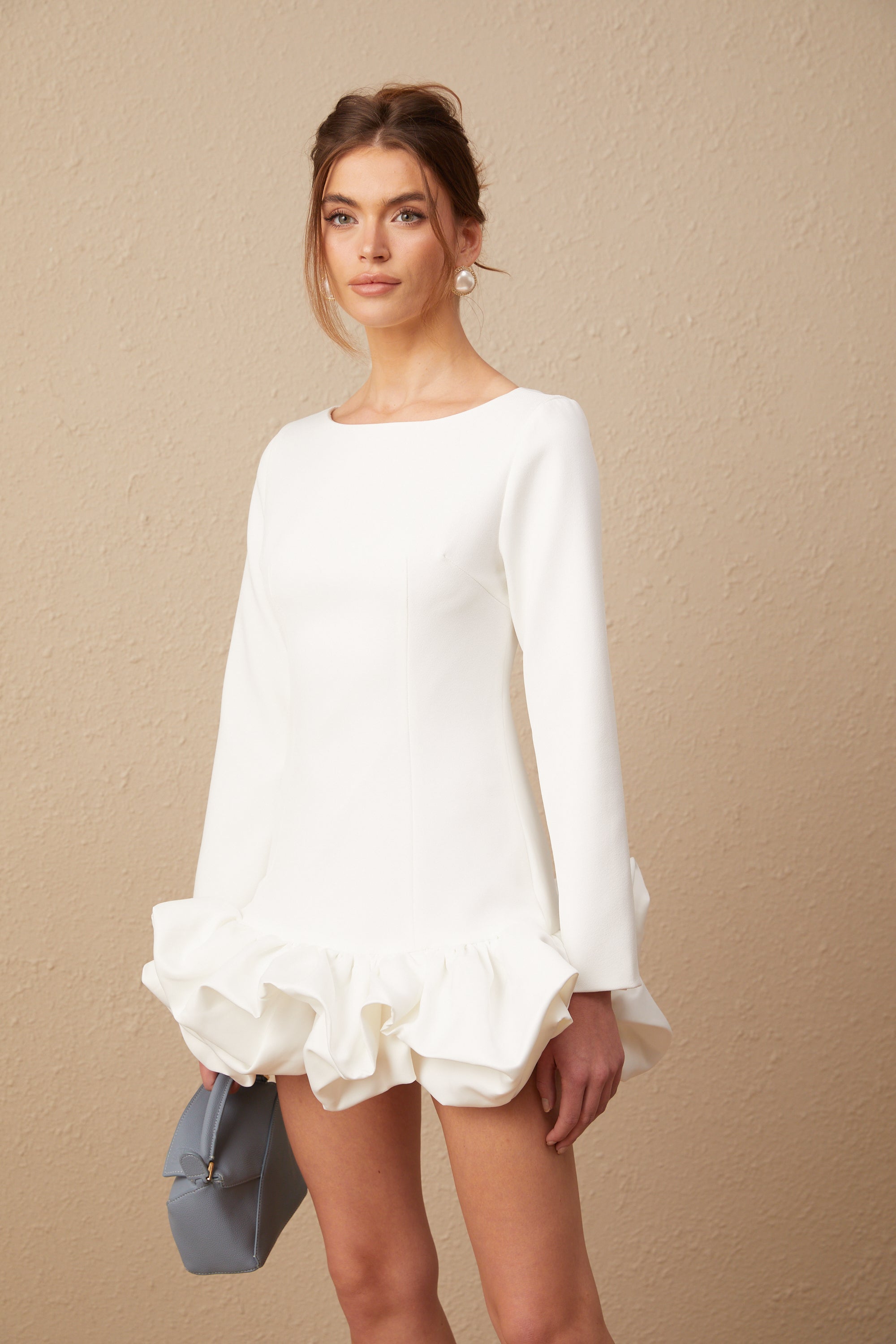 Vestido mini de falda de burbujas Elodie en color blanco, vestido de moda de Final Sale, con diseño moderno y elegante.