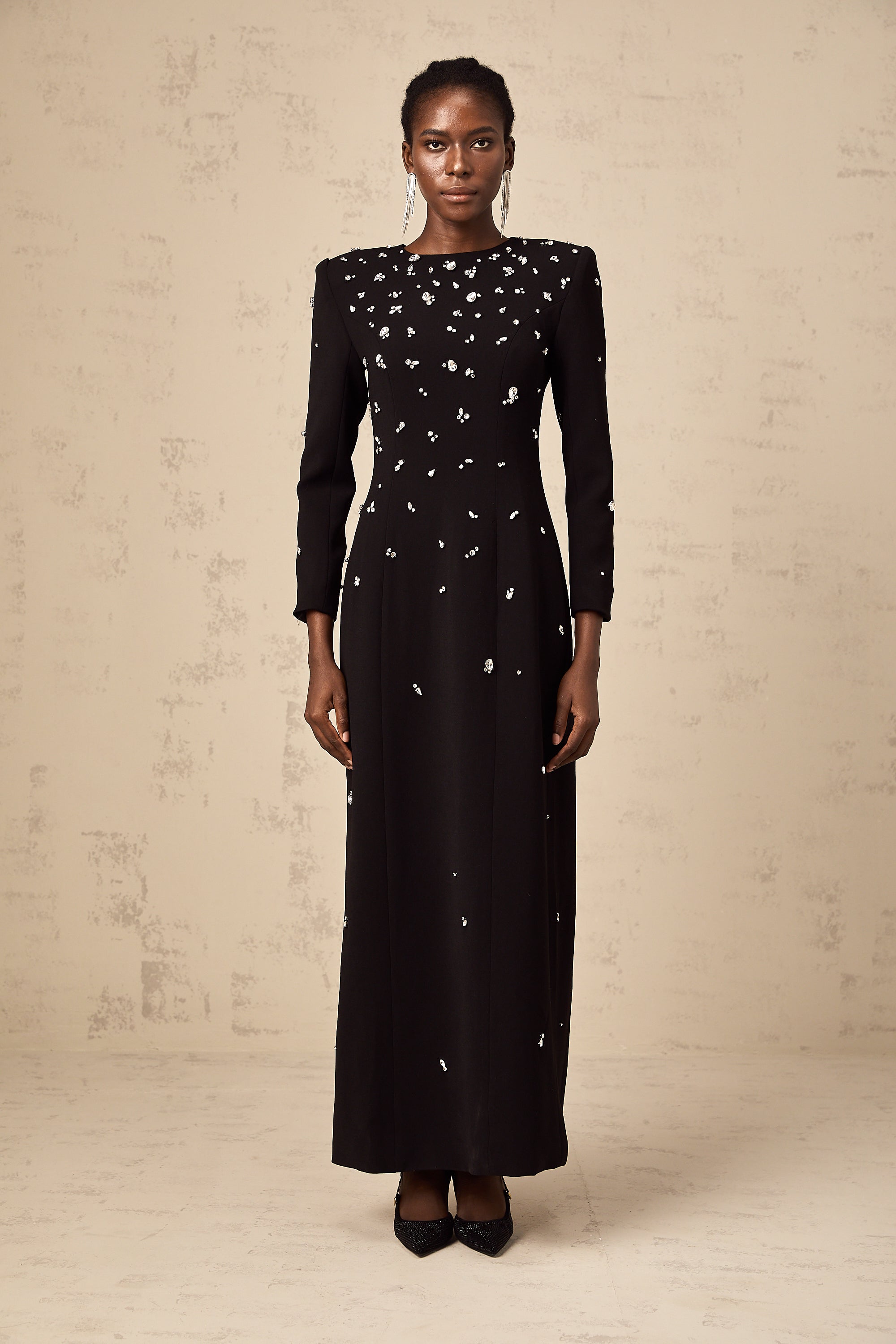 Vestido largo negro con cristales de Embellished Imelda, diseño maxi elegante y sofisticado para ocasiones especiales