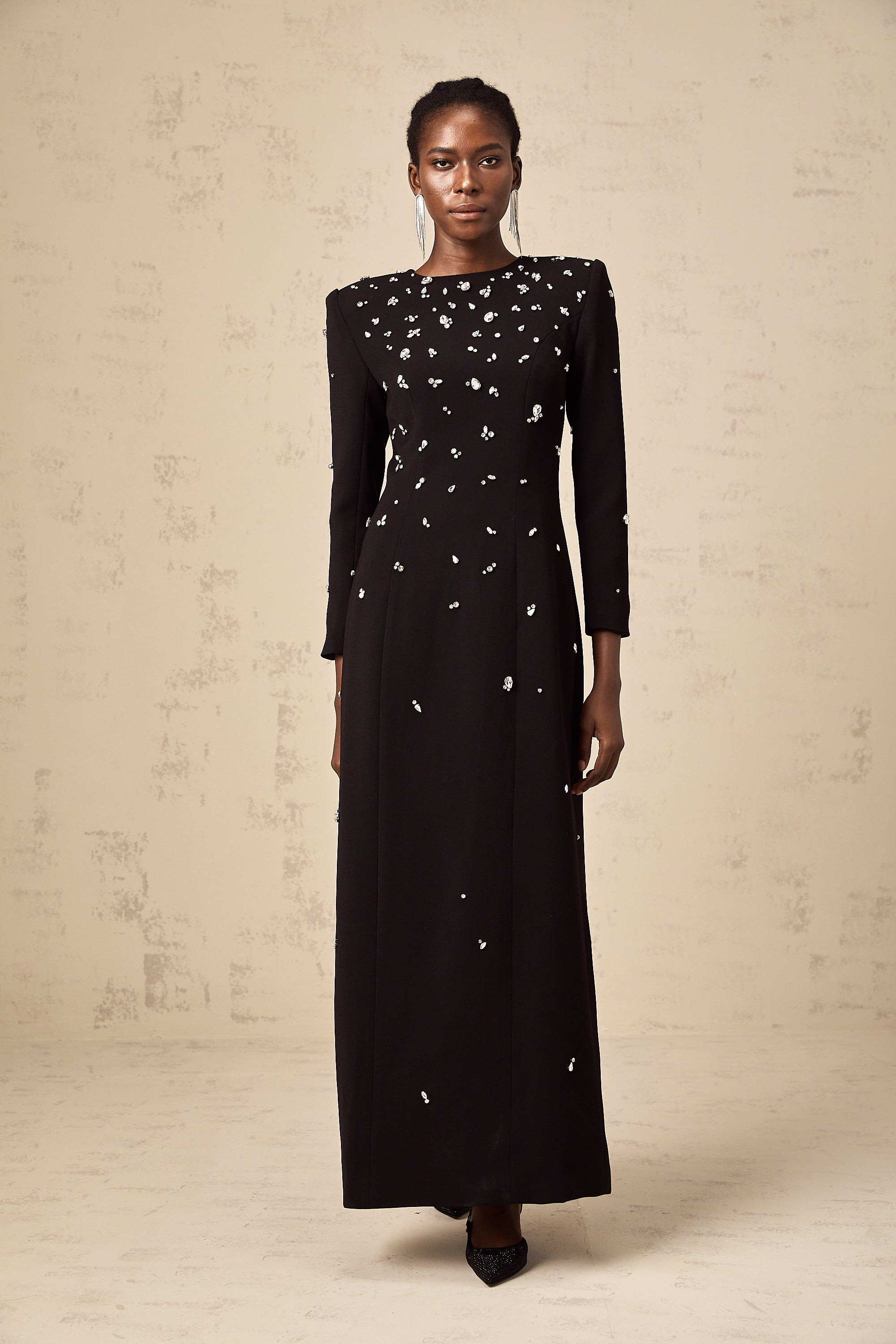 Vestido largo negro Imelda con cristales, elegante vestido maxi de la marca Final Sale, con detalles brillantes en la parte superior.