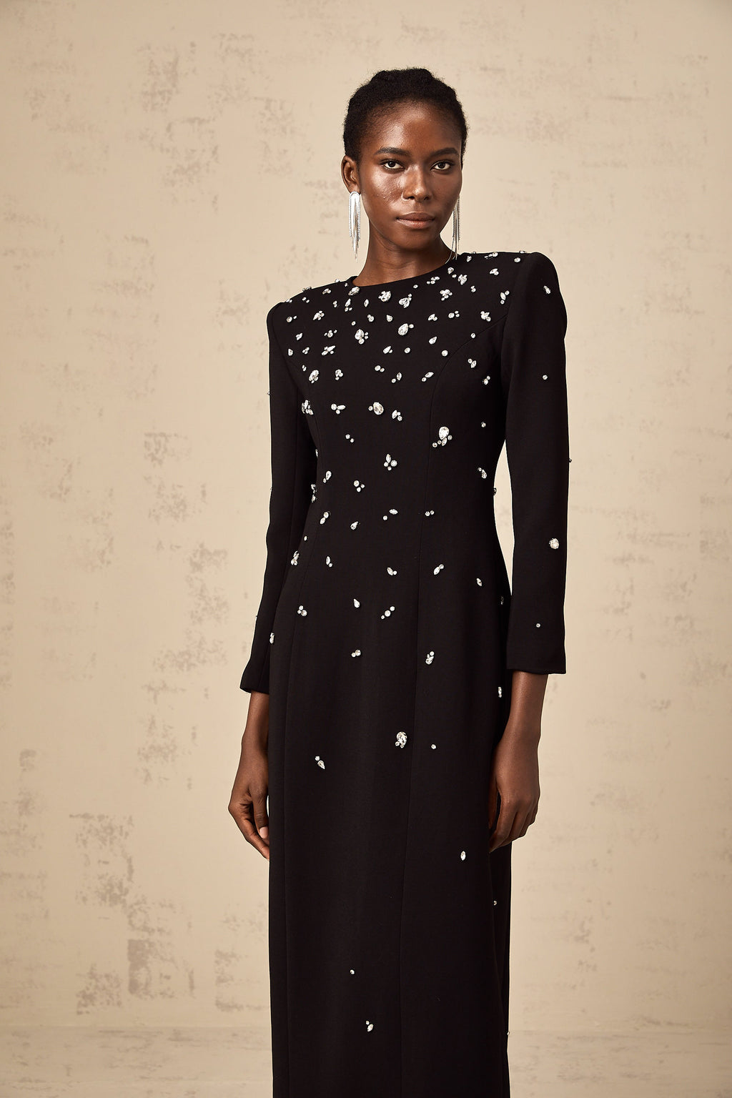 Vestido largo negro Imelda con cristales adornados, elegante y sofisticado para ocasiones especiales.