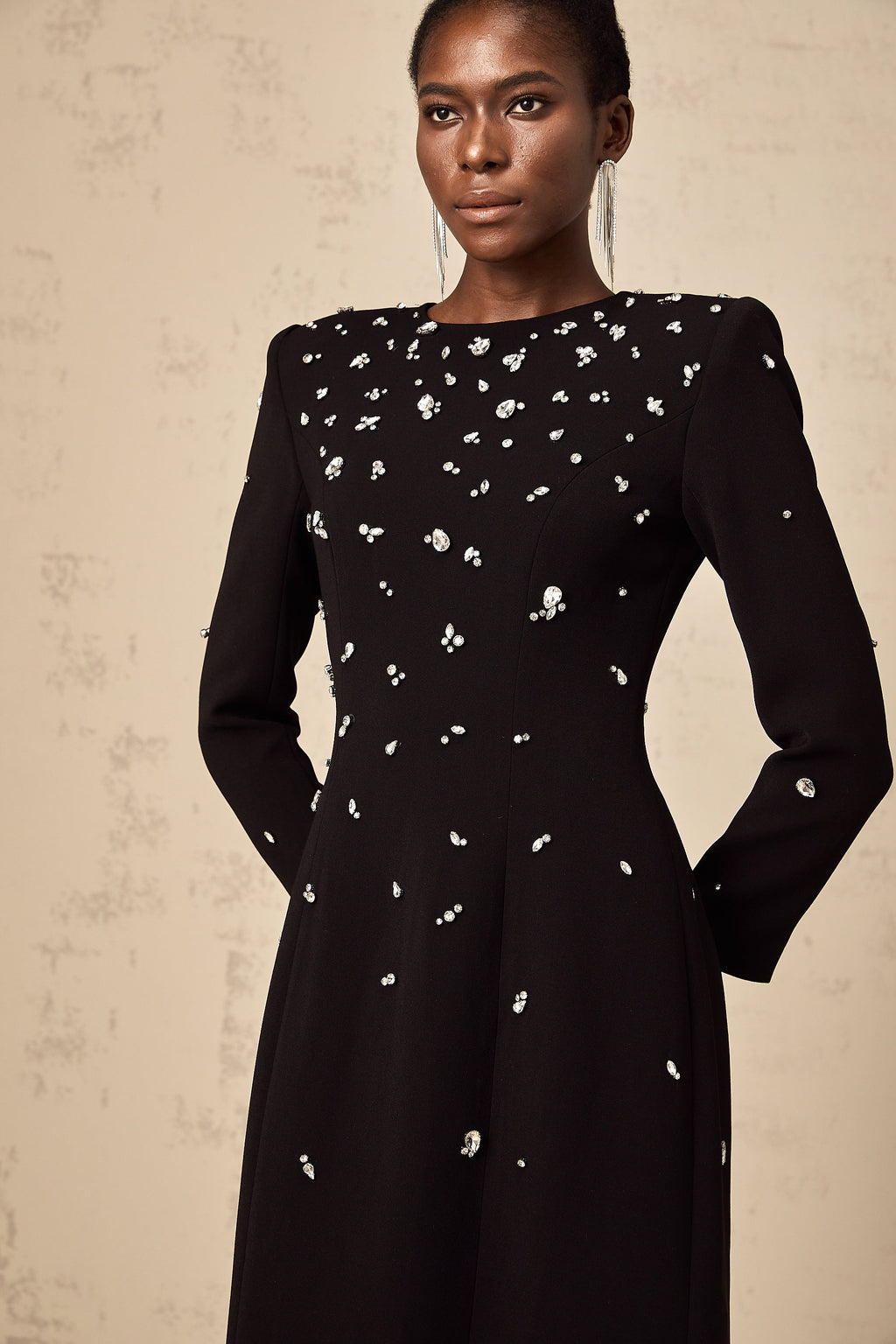 Vestido maxi negro Imelda de cristal, elegante y brillante, con detalles decorativos en el diseño.
