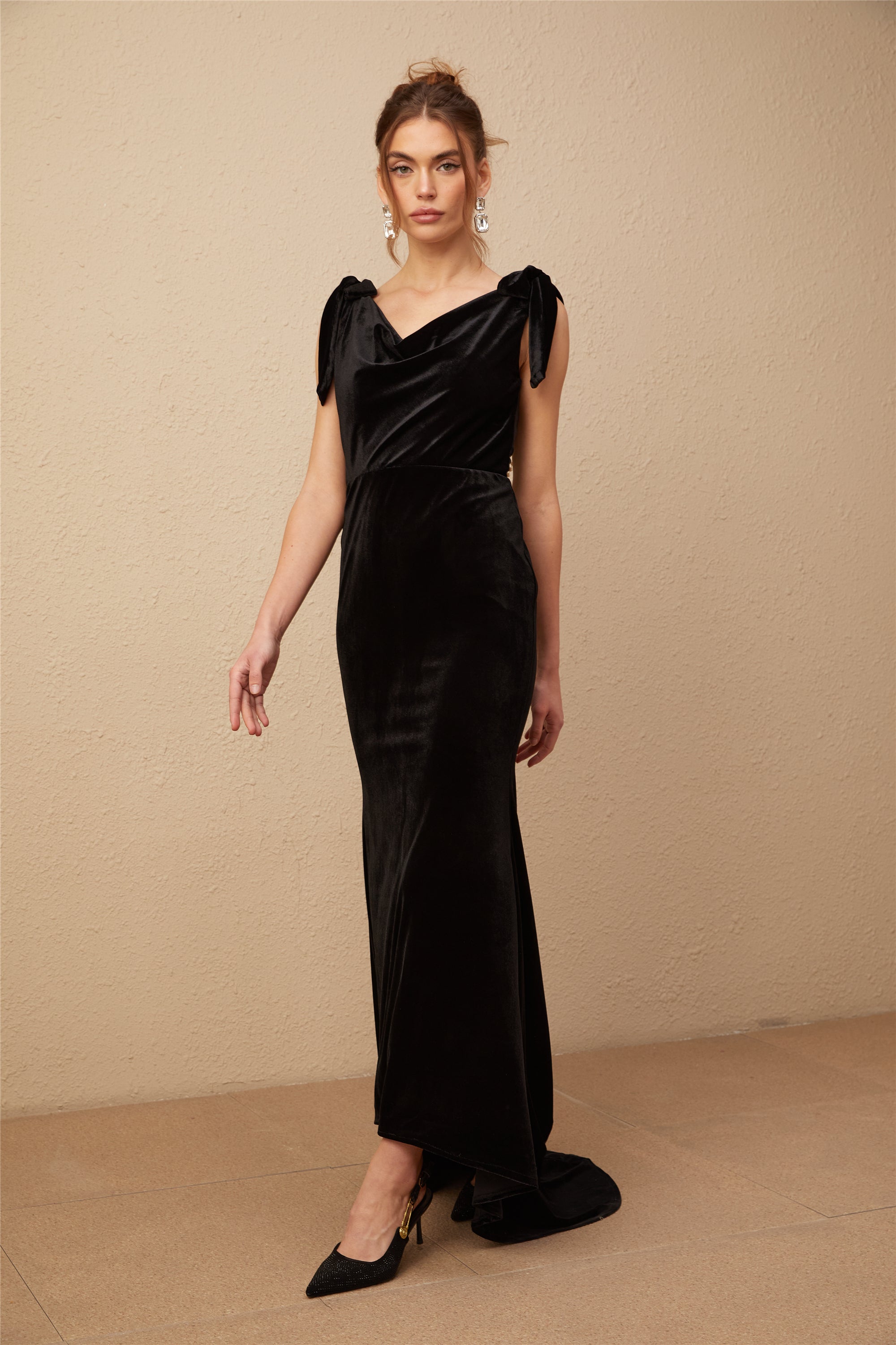 Vestido maxi de terciopelo con detalles adornados y espalda abierta, de la marca Final Sale, para eventos elegantes.