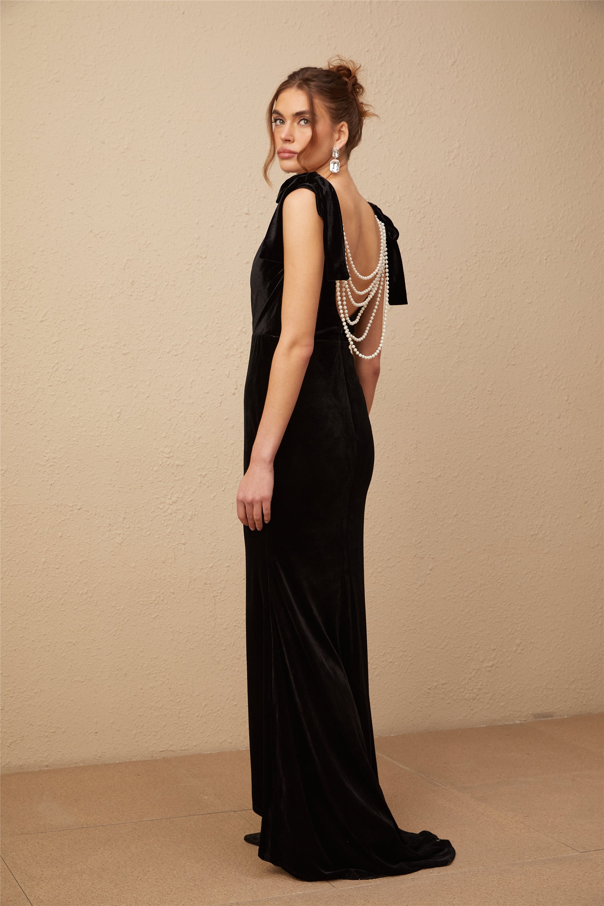 Vestido maxi de terciopelo con aberturas en la espalda y detalles adornados, de la marca Final Sale.
