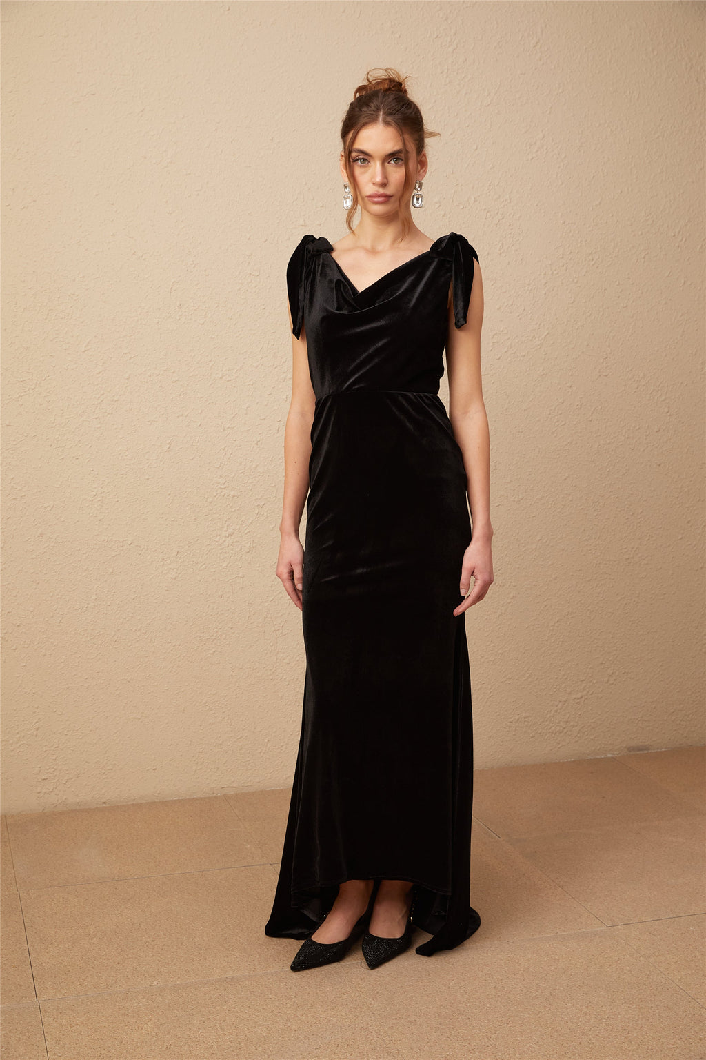 Vestido largo de terciopelo con embellishments y espalda abierta de la marca Final Sale, estilo Audrey.