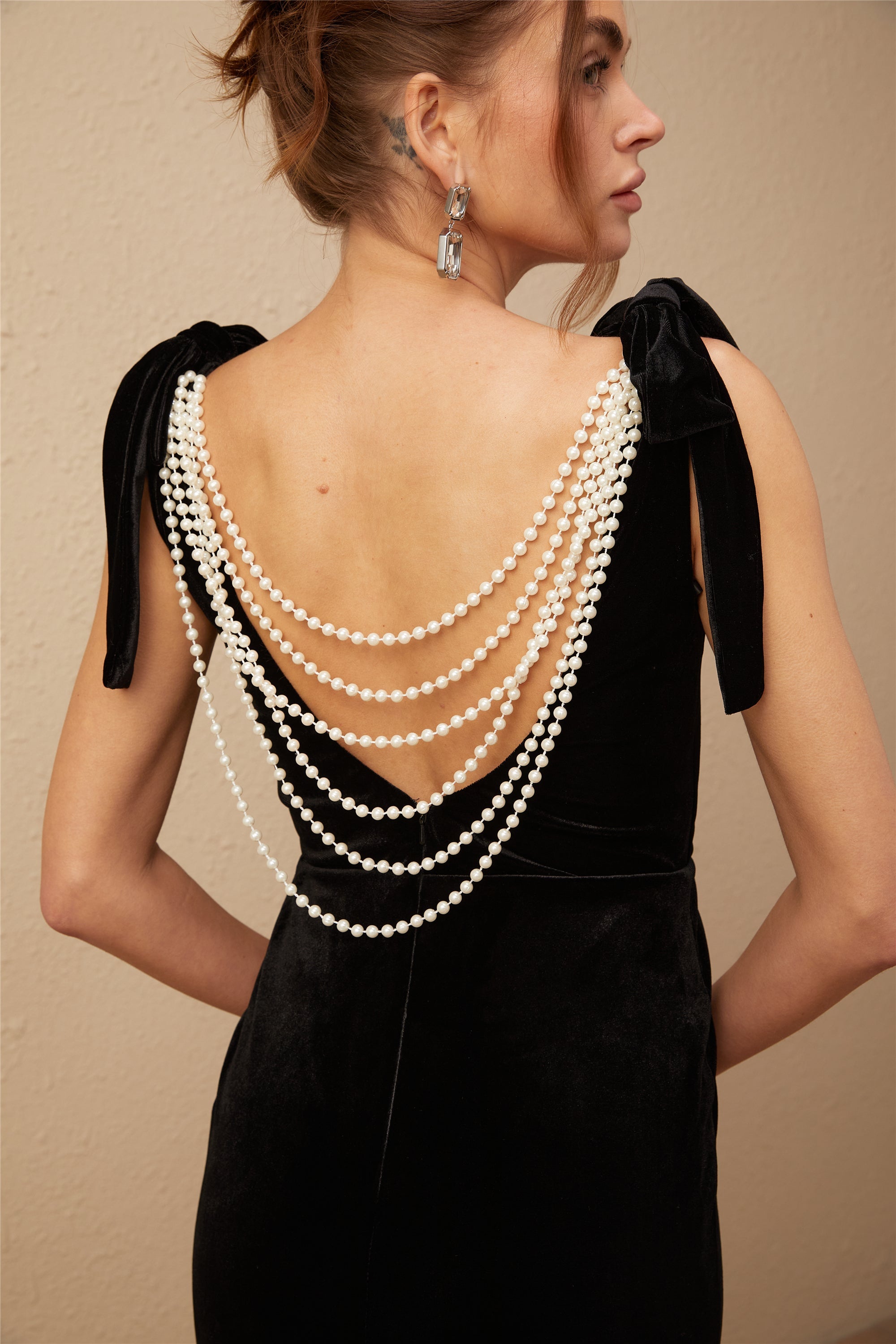 Vestido largo de terciopelo con abertura en la espalda y detalles adornados, de la marca Final Sale, estilo Audrey.