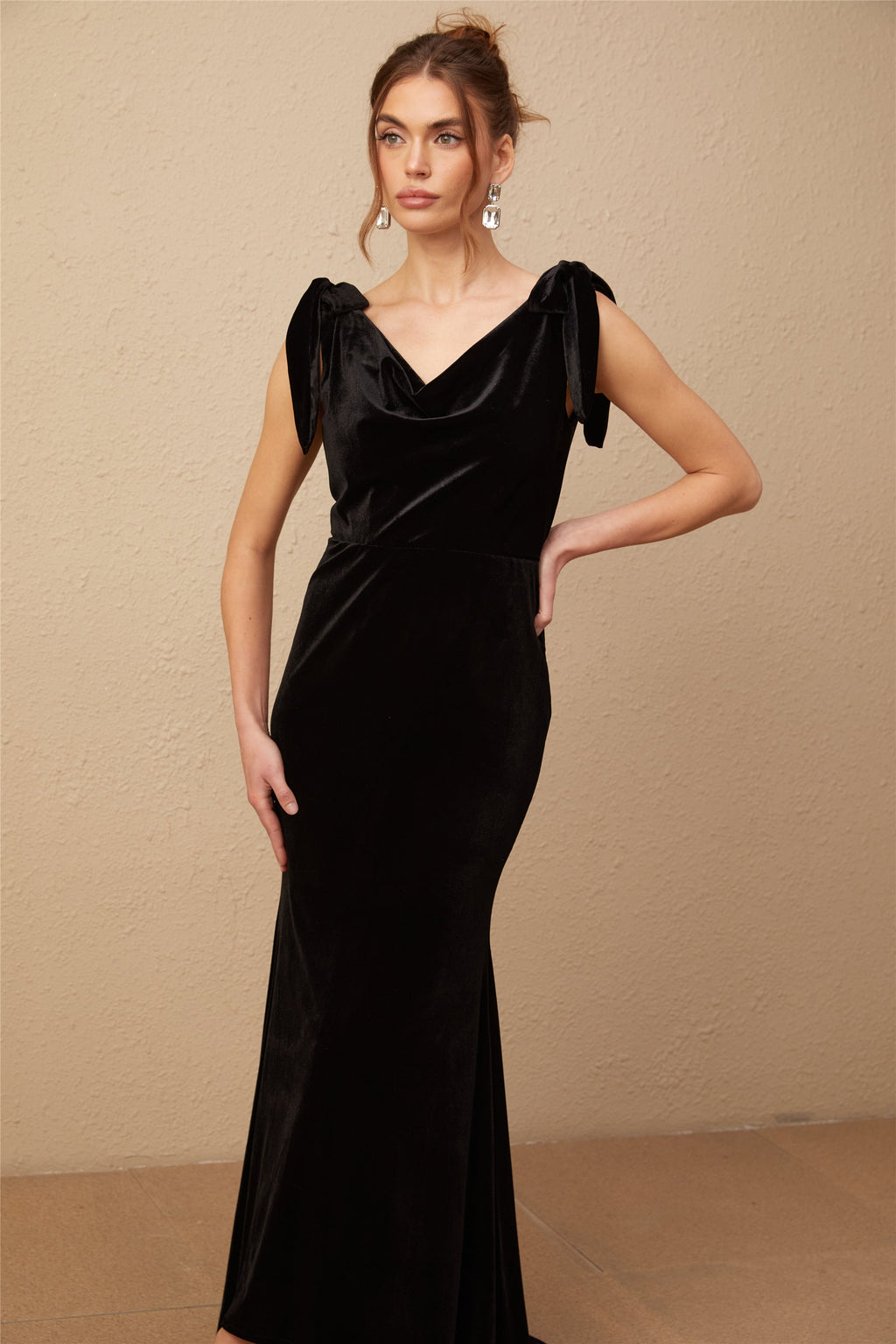 Vestido maxi de terciopelo con adornos Audrey de Final Sale, con espalda abierta y detalles elegantes.
