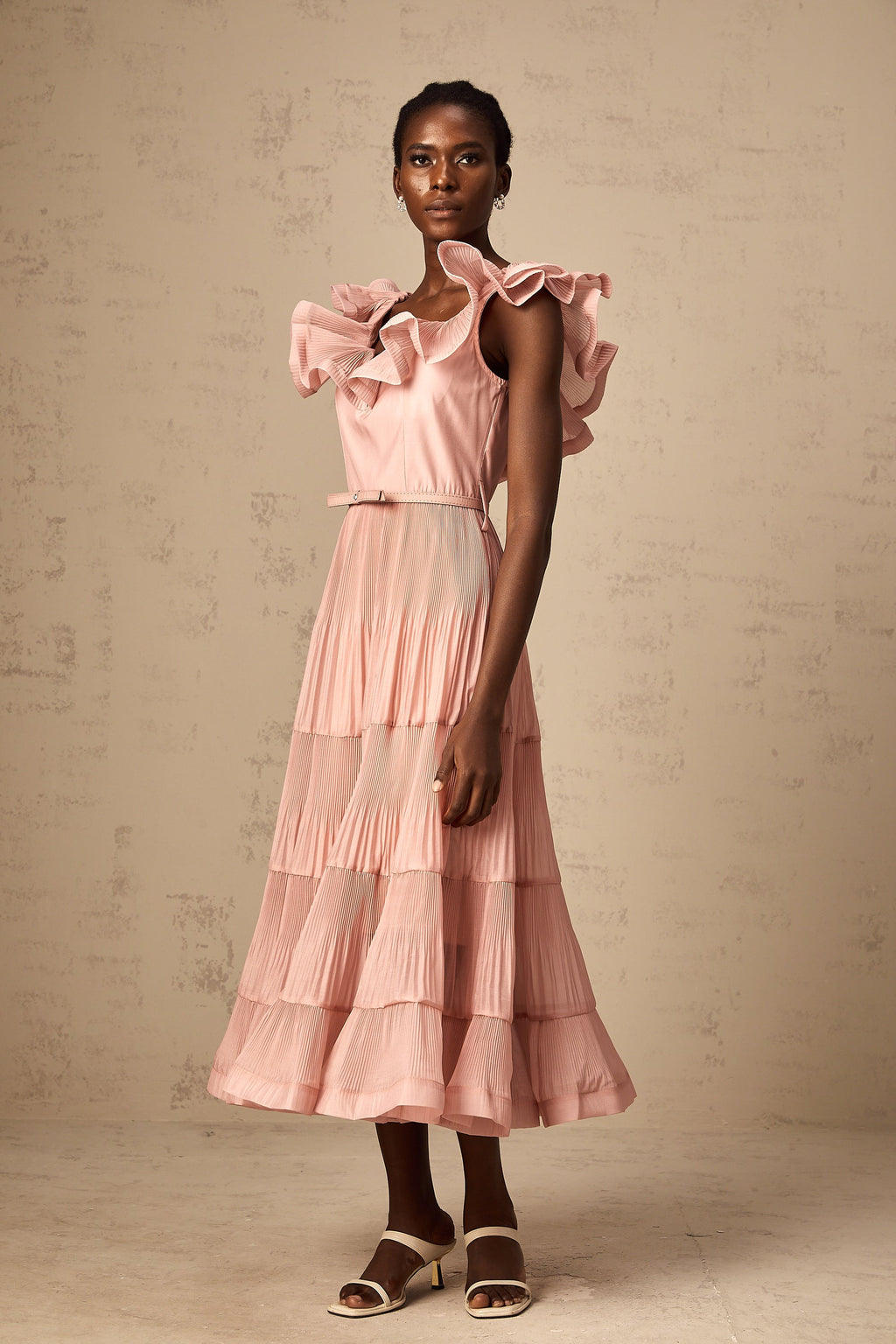 Vestido midi plisado y con volantes en coral-pink de la marca Final Sale, con diseño elegante y femenino.