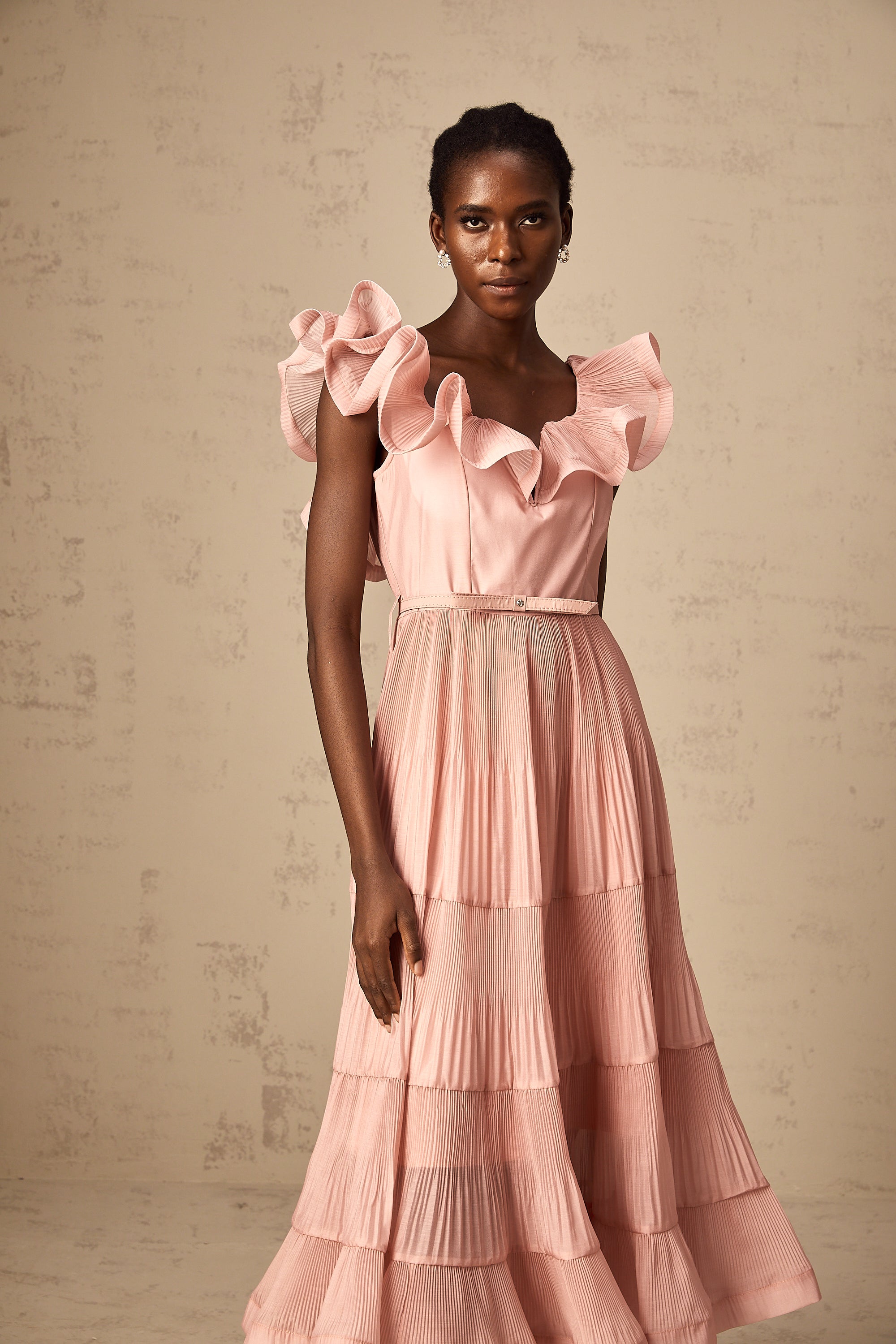 Vestido midi plisado y fruncido en coral rosado de la marca Final Sale, con detalles elegantes y diseño femenino.