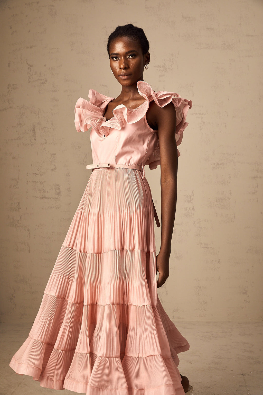 Vestido midi plisado y con volantes en color coral rosa de la marca Final Sale, con detalles elegantes y estilo femenino.