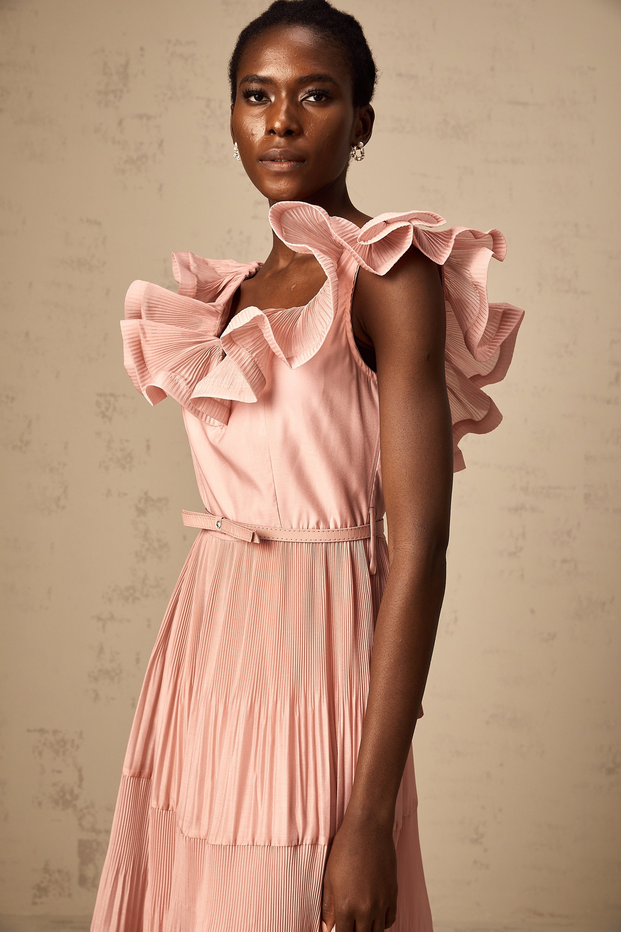 Vestido midi plisado y con volantes en color coral-pink de la marca Final Sale, con falda acampanada y detalles elegantes.