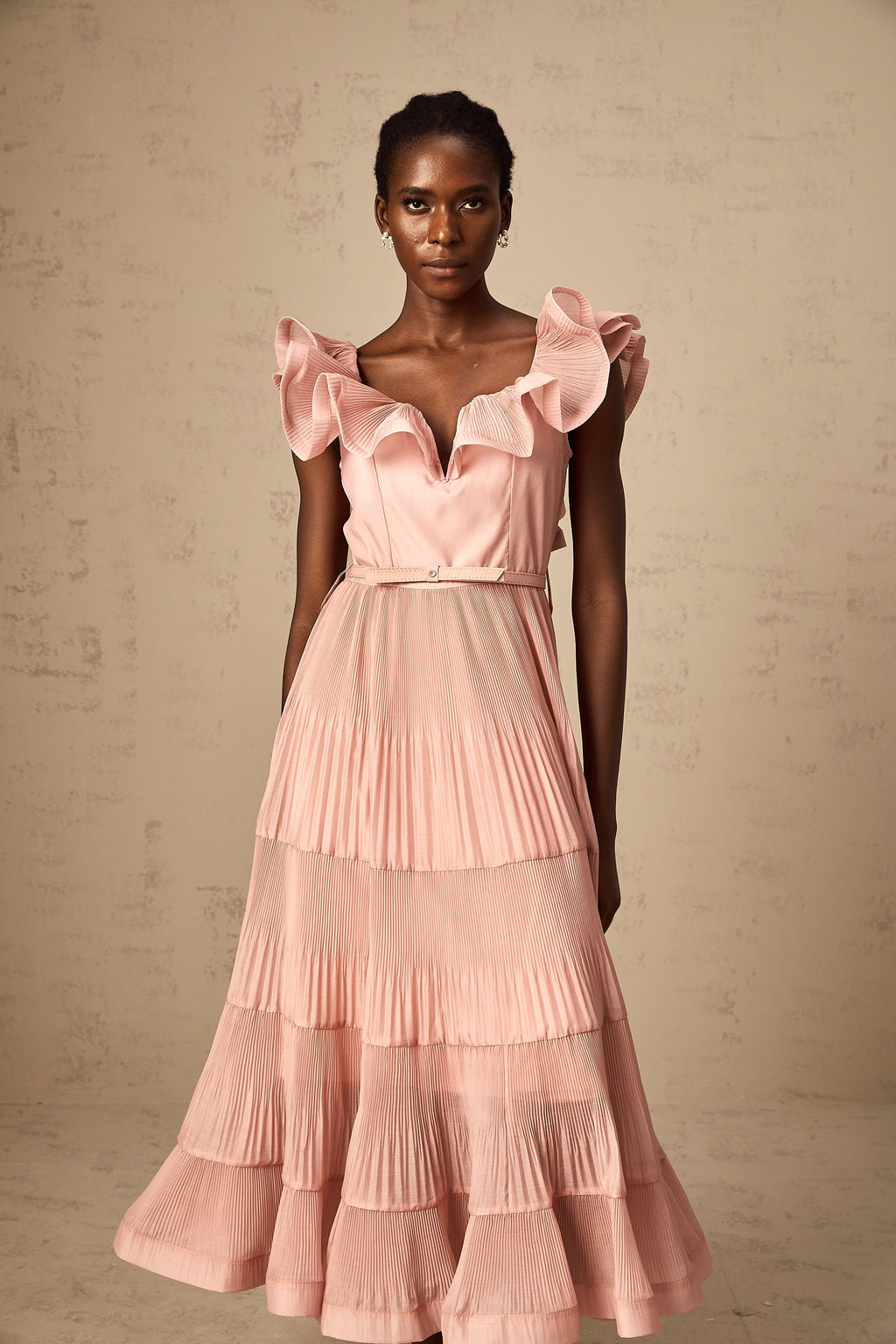 Vestido midi plisado y con volantes en color coral rosa de la marca Final Sale, con diseño elegante y femenino.