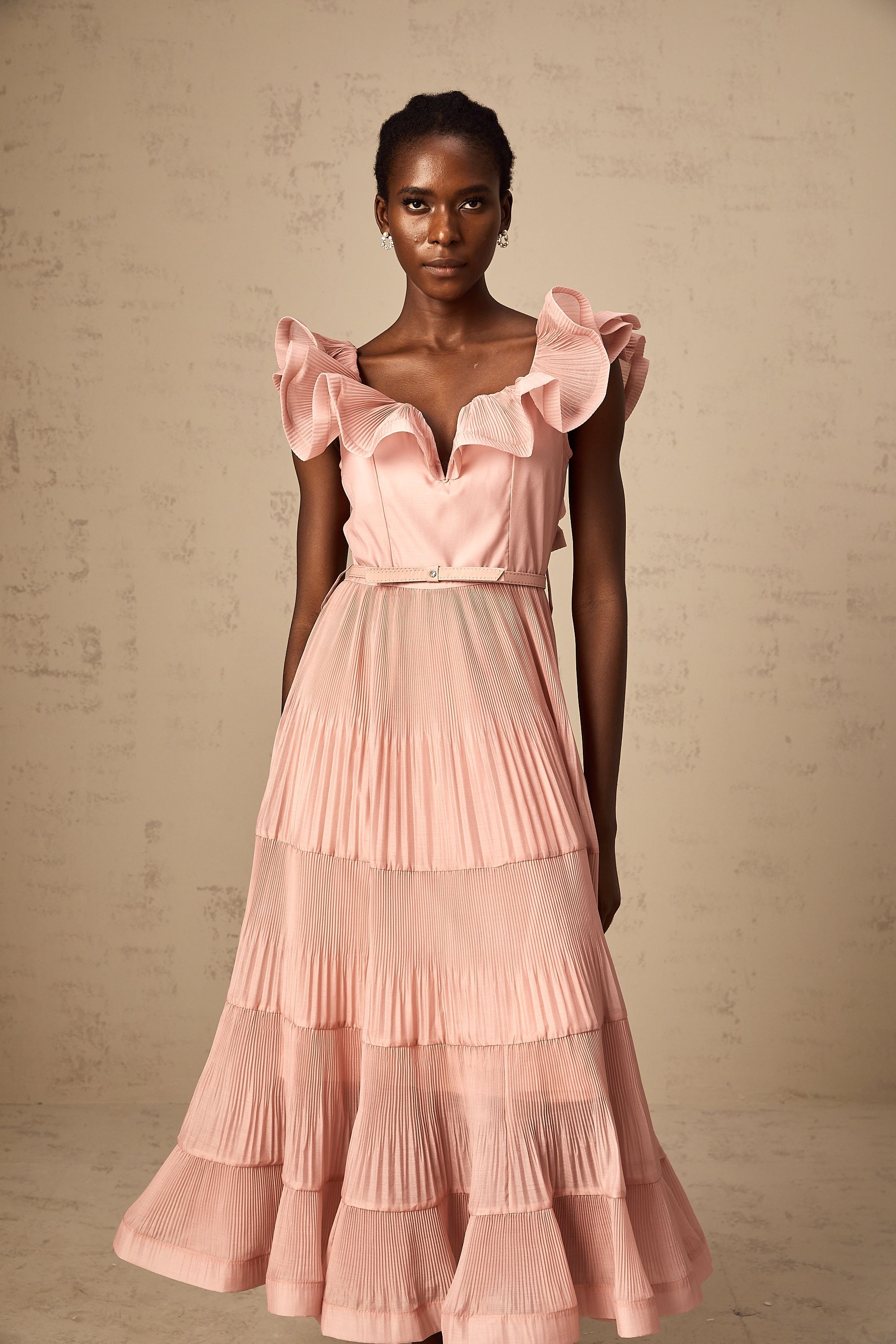 Vestido midi plisado y con volantes en color coral rosa de la marca Final Sale, con diseño elegante y femenino.
