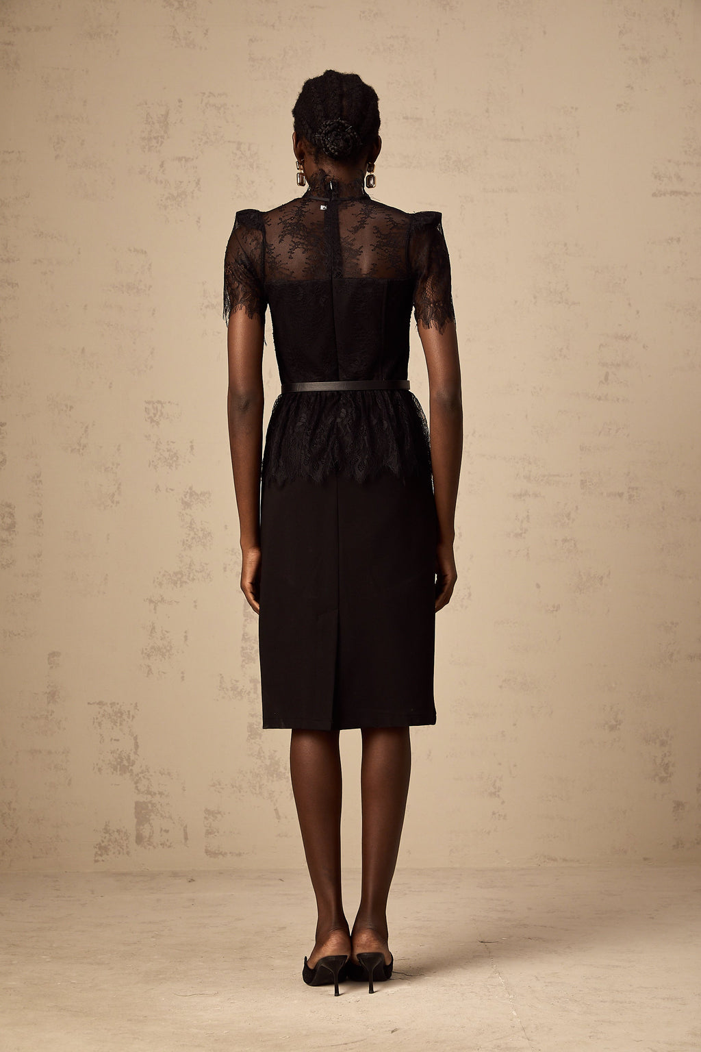 Vestido midi negro de encaje guipur Thérèse sin cinturón, estilo elegante y ajustado, para ocasiones especiales.