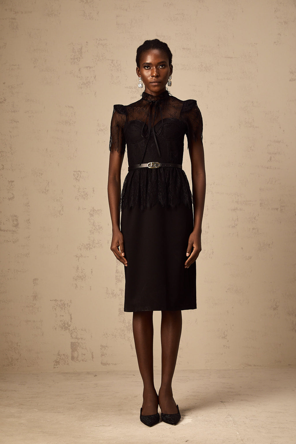 Vestido midi negro de encaje guipur Thérèse sin cinturón, con paneles elegantes y detalles delicados, estilo sofisticado y moderno