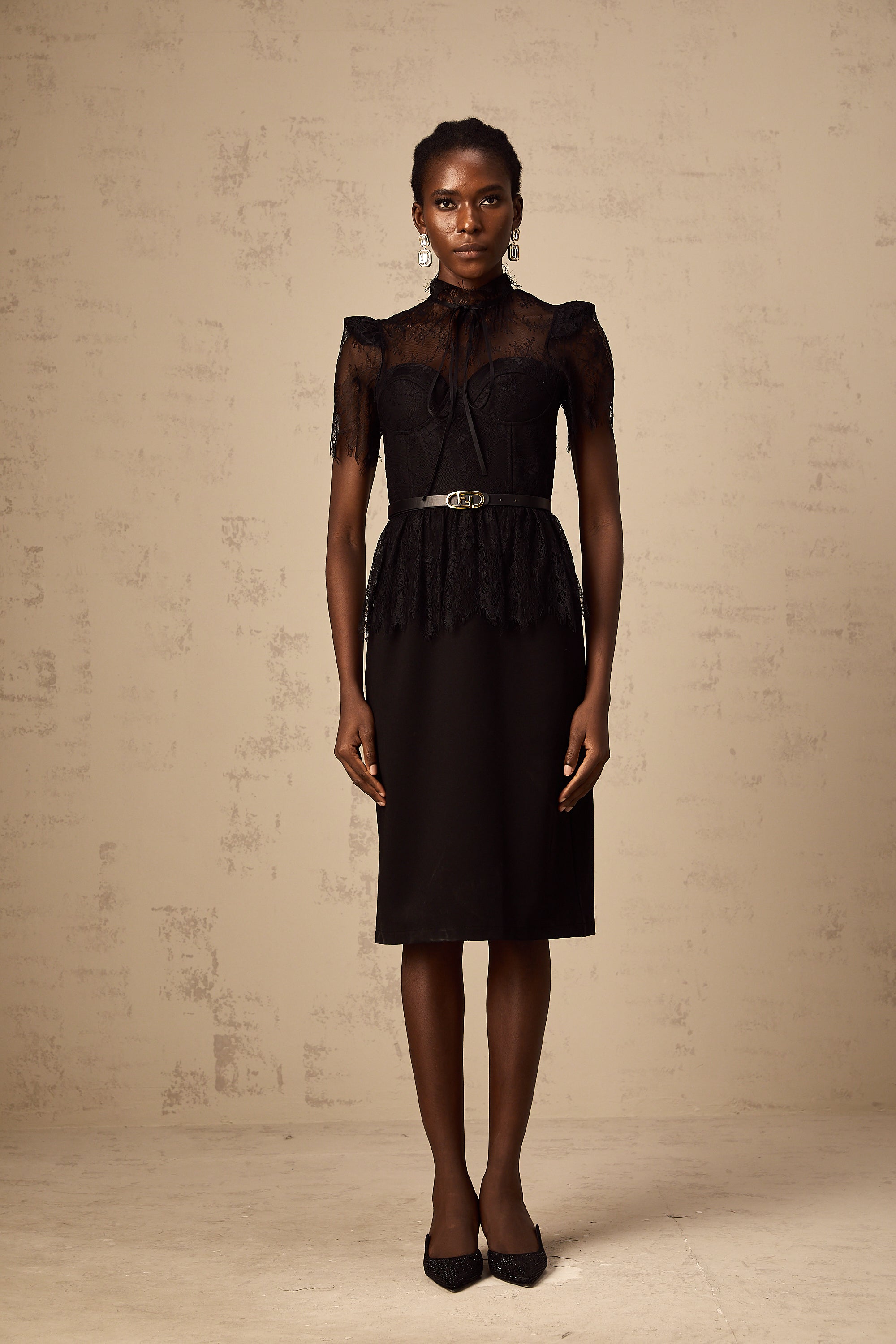 Vestido midi negro de encaje guipur Thérèse sin cinturón, con paneles elegantes y detalles delicados, estilo sofisticado y moderno