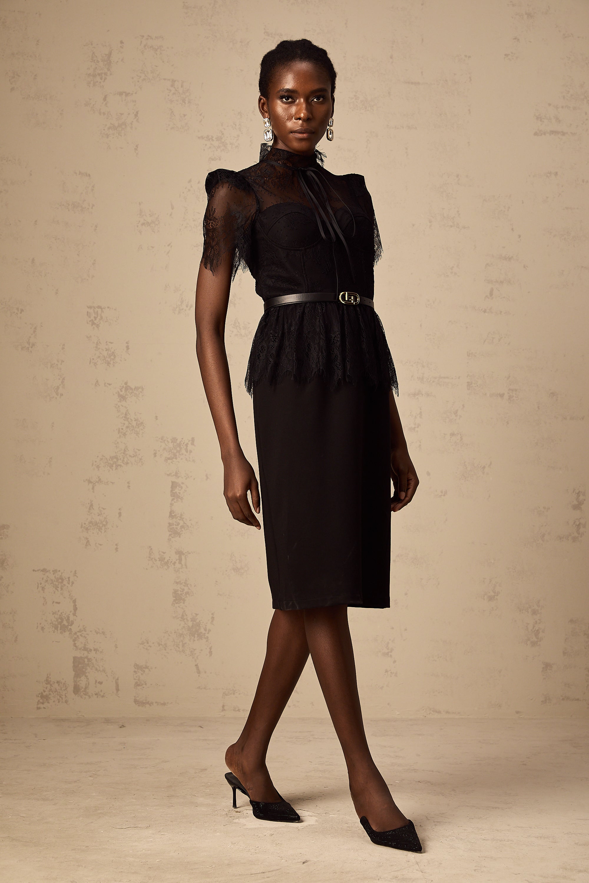 Vestido midi negro de encaje guipur Thérèse sin cinturón, estilo elegante y sofisticado, para ocasiones especiales.