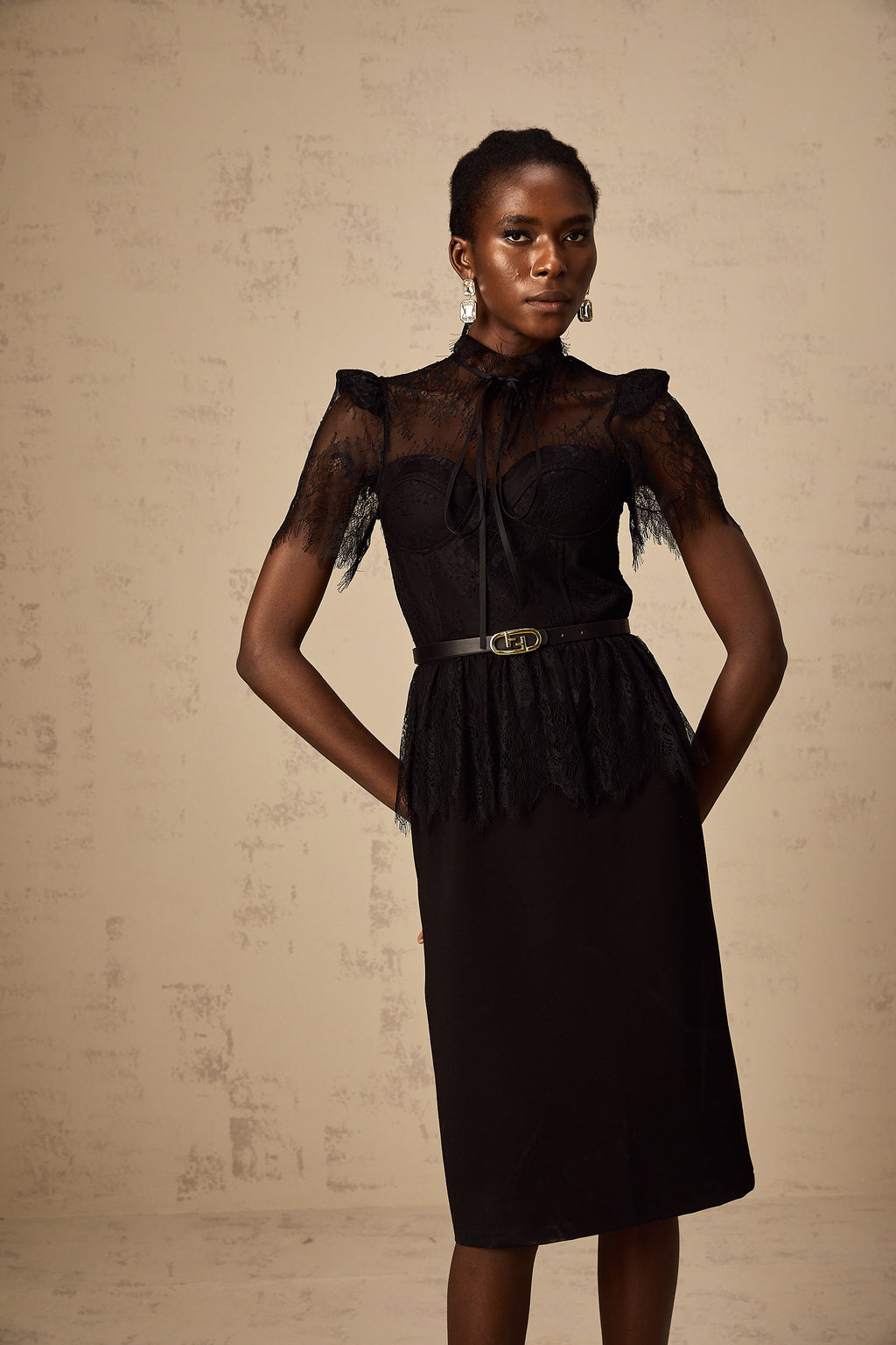 Vestido midi negro de encaje guipur Thérèse sin cinturón, estilo elegante y femenino, de la colección Final Sale.