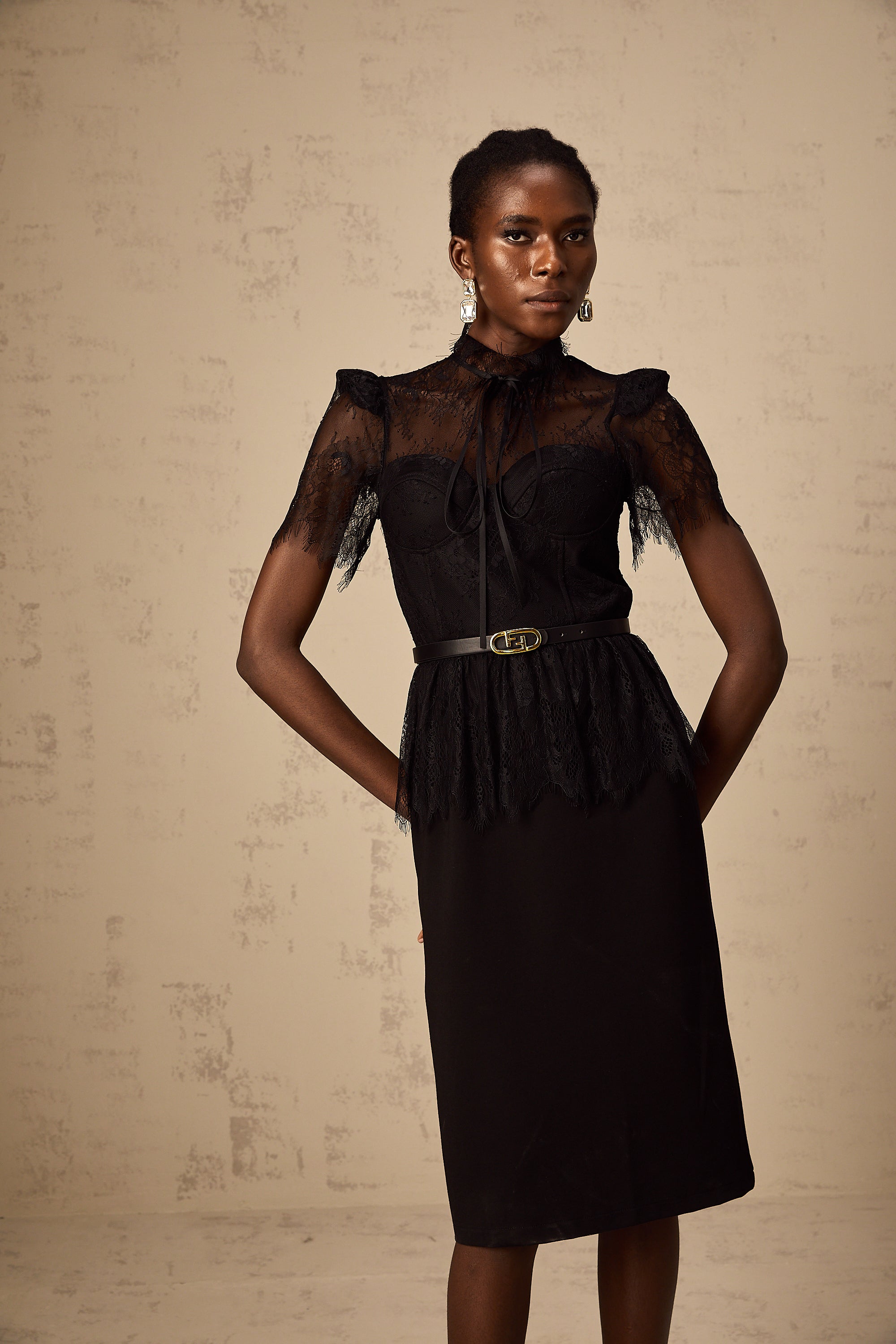 Vestido midi negro de encaje guipur Thérèse sin cinturón, estilo elegante y femenino, de la colección Final Sale.