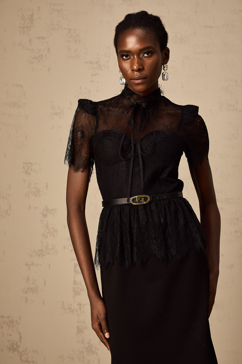 Vestido midi negro de encaje guipur Thérèse de Final Sale, sin cinturón, con paneles elegantes y diseño ajustado.