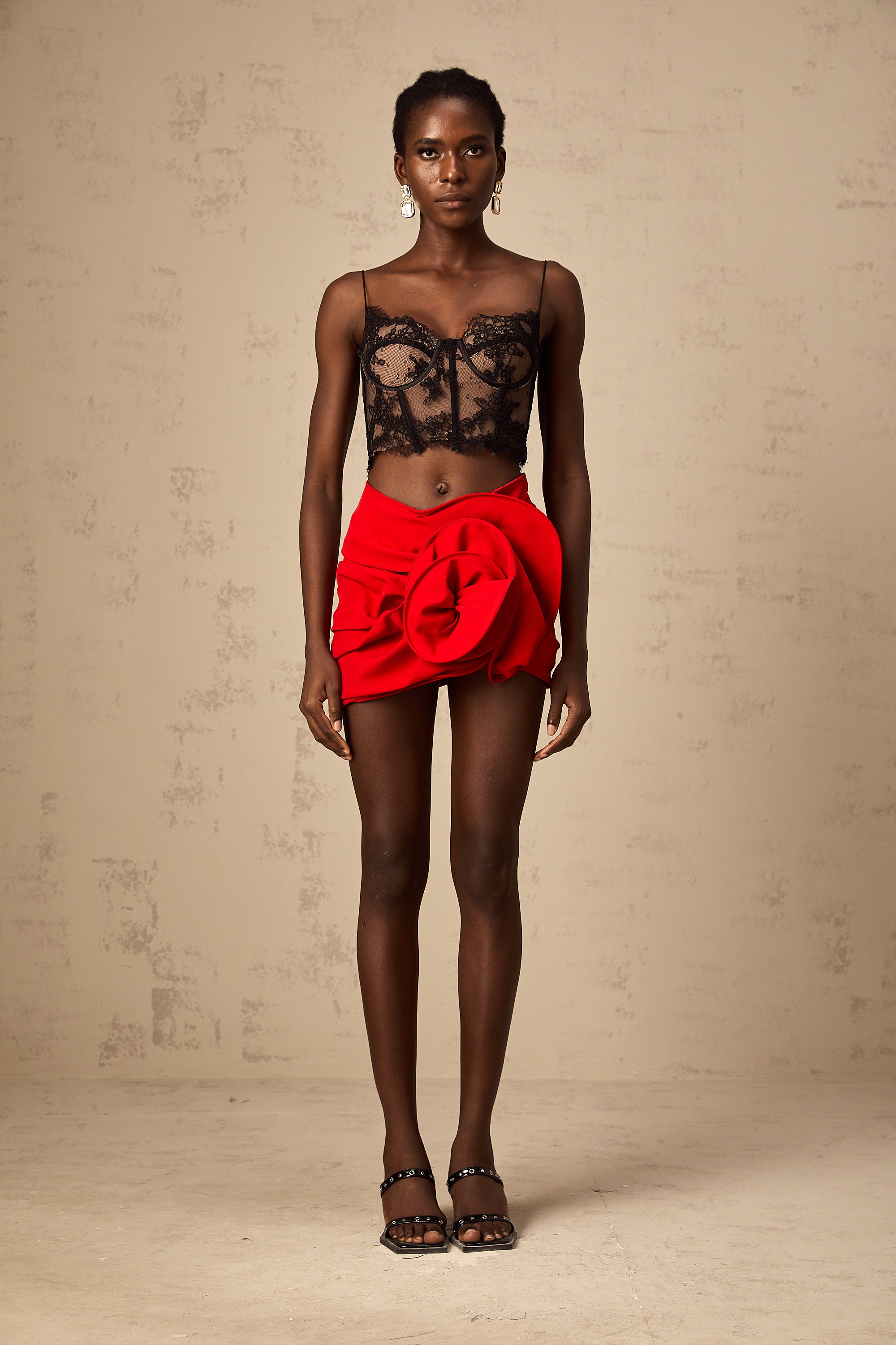 Top corto de encaje floral negro y lila de la marca Final Sale, vista frontal con detalles de encaje y diseño ajustado.