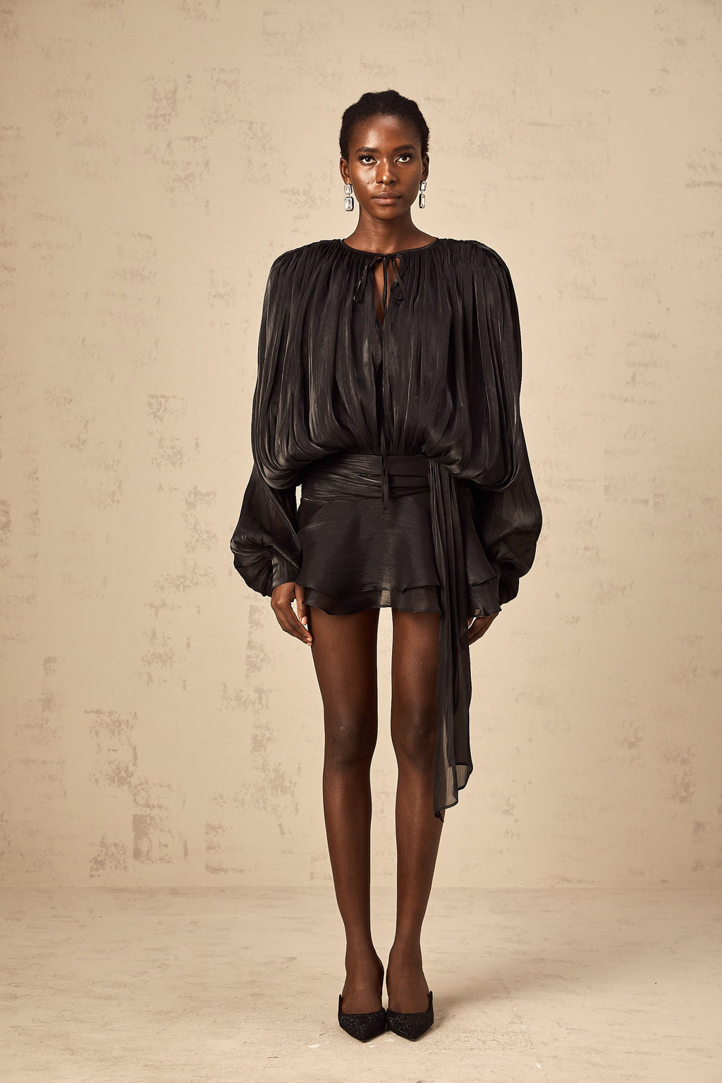 Eugénie Vestido mini negro con volantes y pliegues
