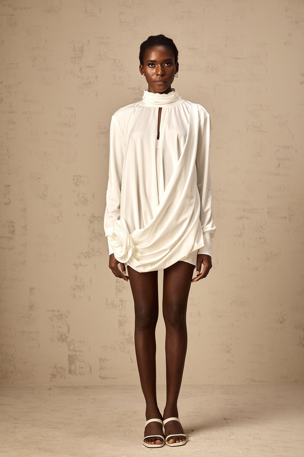 Vestido mini Maeva de flores falsas con fruncido en blanco, estilo elegante y moderno para ocasiones especiales.