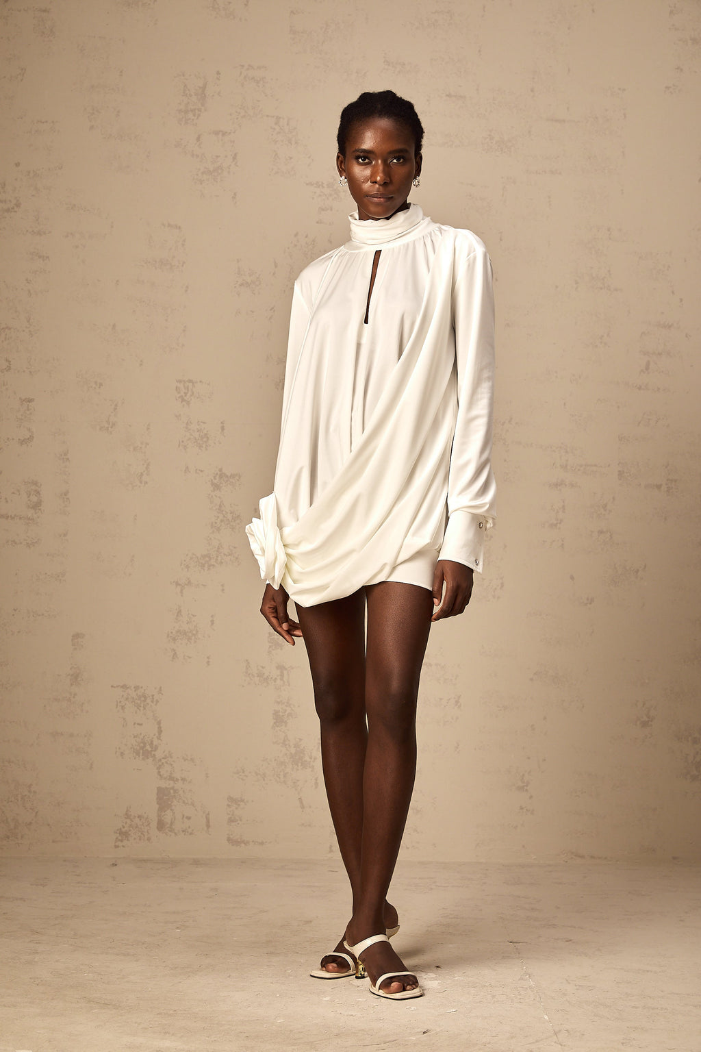 Vestido mini de florecitas falsas Maeva, ajustado y en color blanco, diseñado por Final Sale, para ocasiones elegantes.