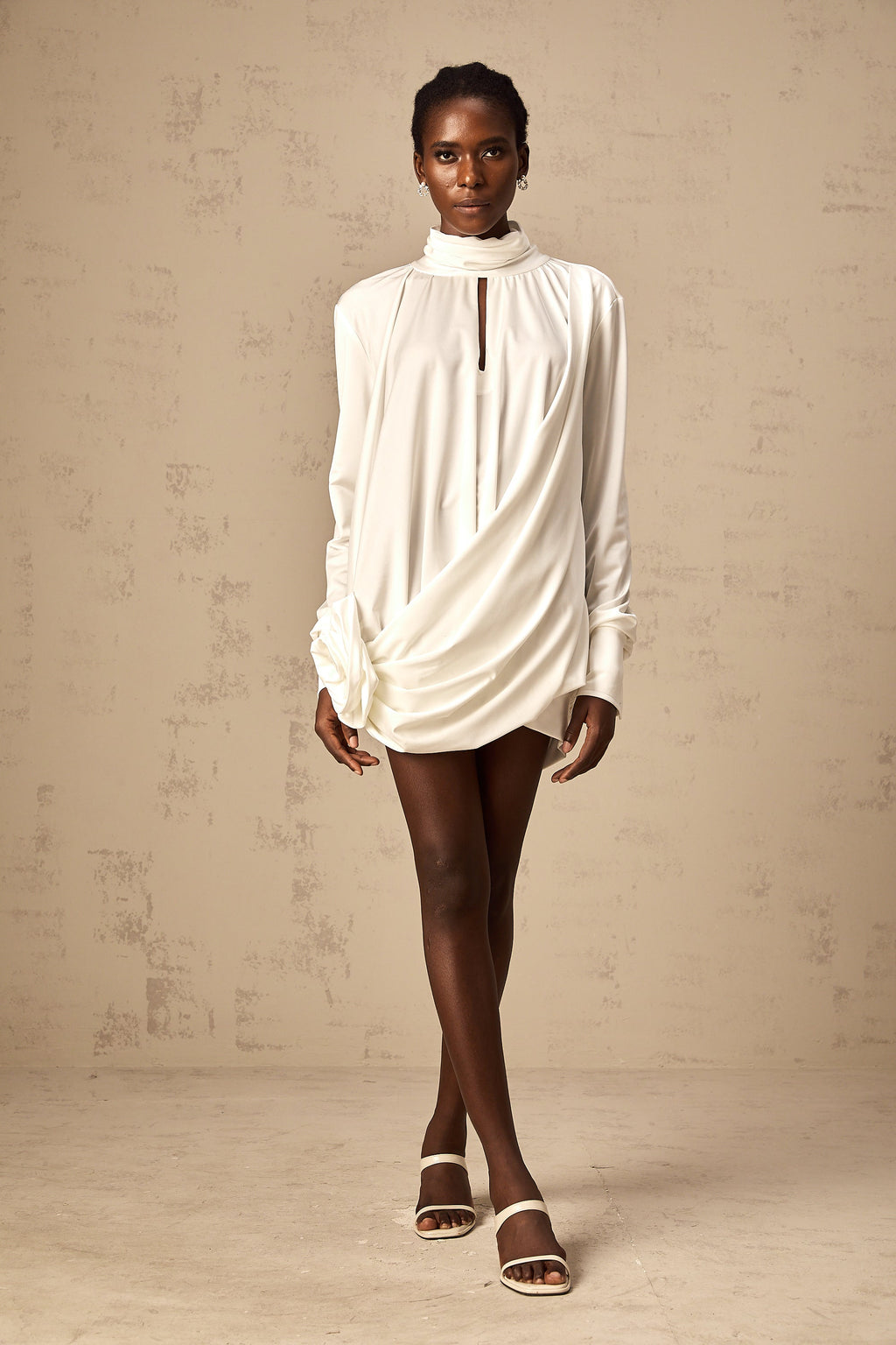 Vestido mini Maeva de flores falsas con fruncido en color blanco, estilo elegante y moderno para mujer.