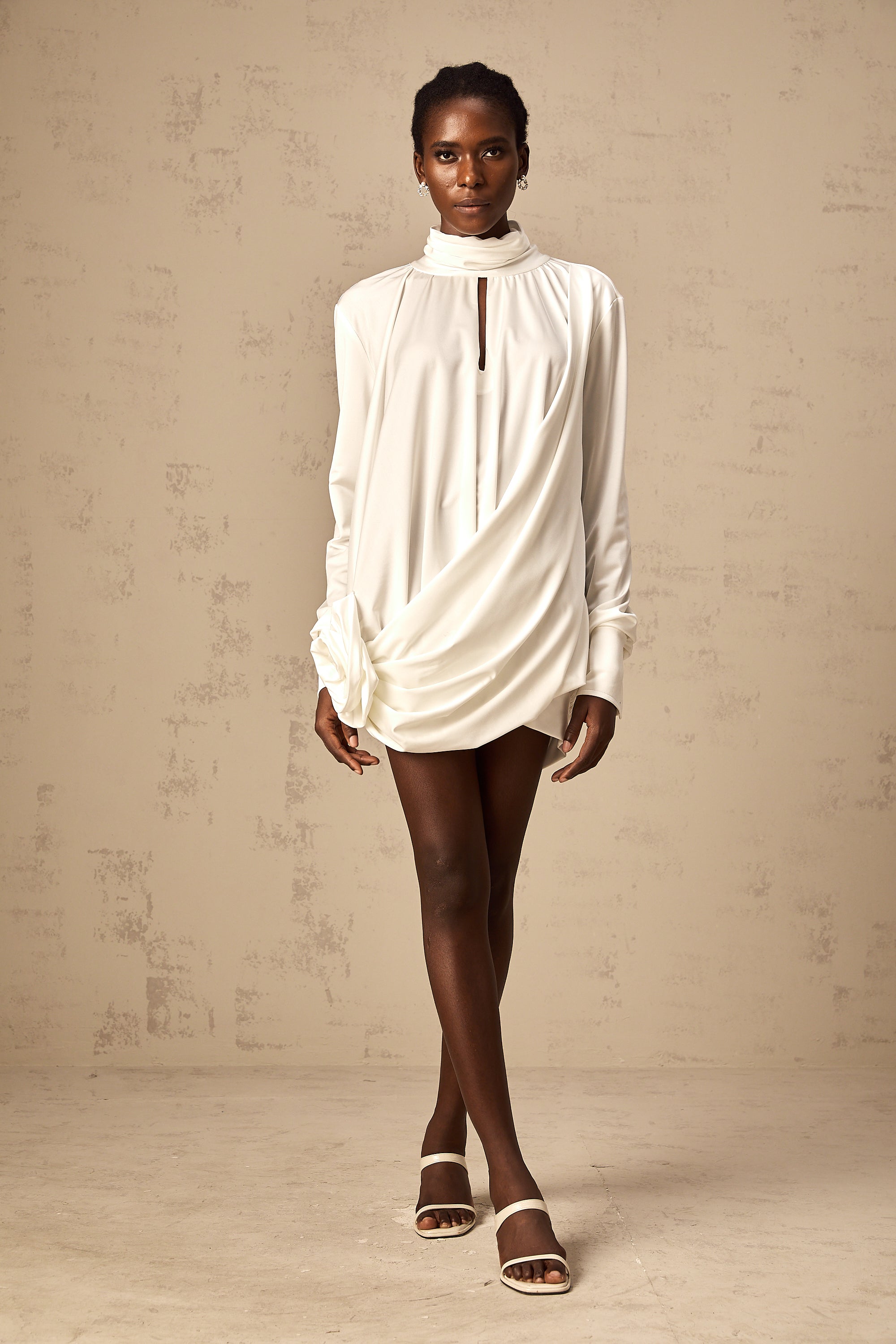 Vestido mini Maeva de flores falsas con fruncido en color blanco, estilo elegante y moderno para mujer.