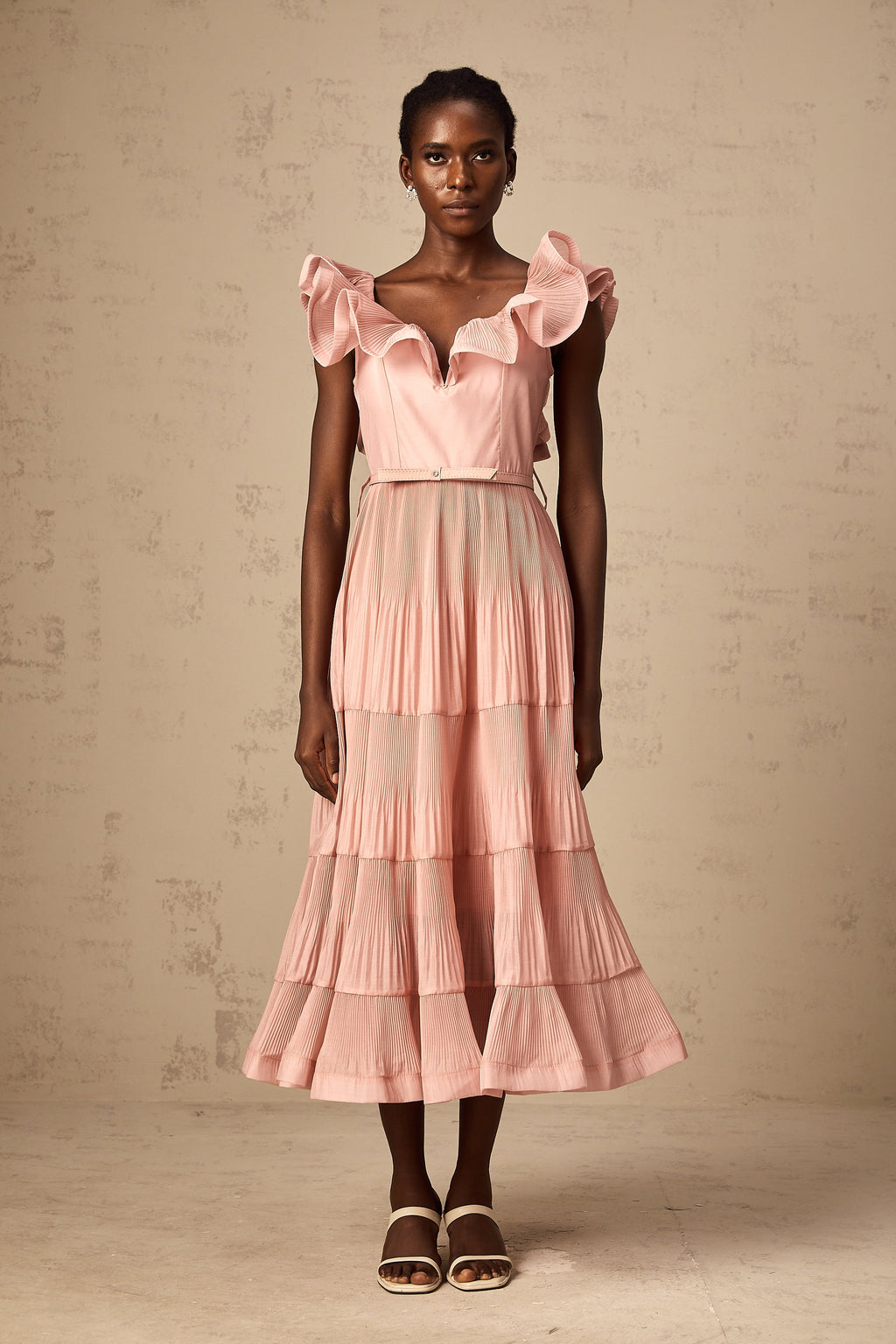 Vestido midi plisado y fruncido en coral rosado de la marca Final Sale, con detalles de volantes y diseño elegante.