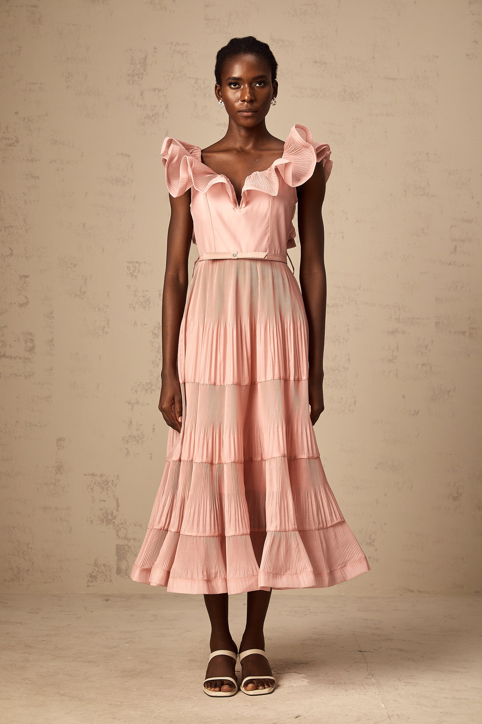 Vestido midi plisado y fruncido en coral rosado de la marca Final Sale, con detalles de volantes y diseño elegante.