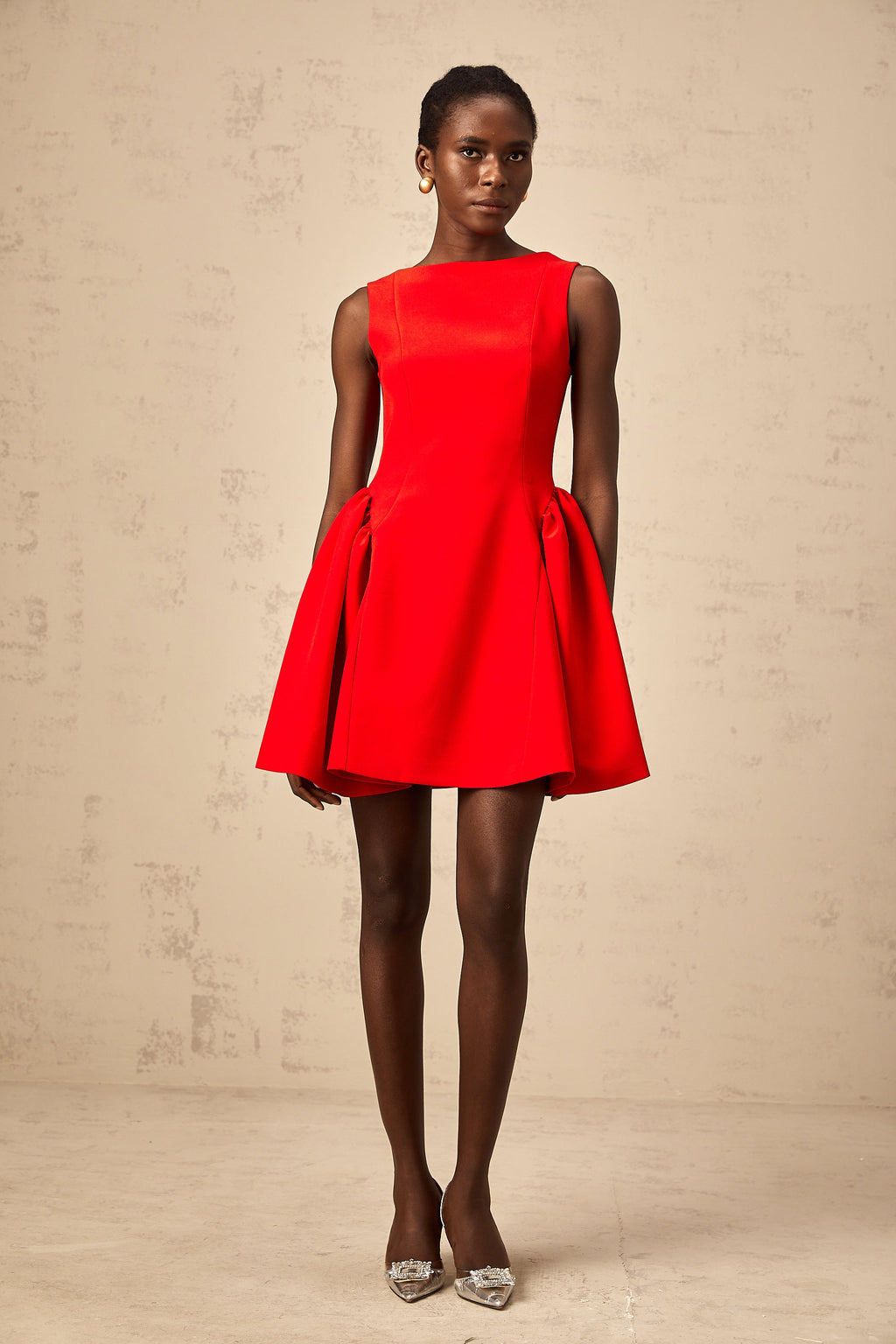 Vestido mini sin mangas rojo Yulia de Final Sale, con corte acampanado, perfecto para eventos elegantes.