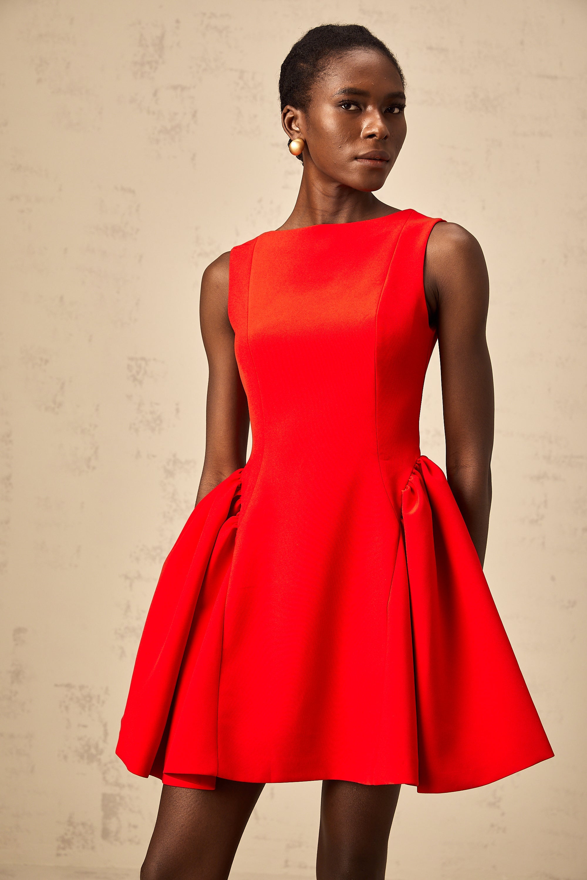Vestido mini sin mangas Yulia rojo con vuelo, vestido de moda, para mujer, estilo elegante y moderno.