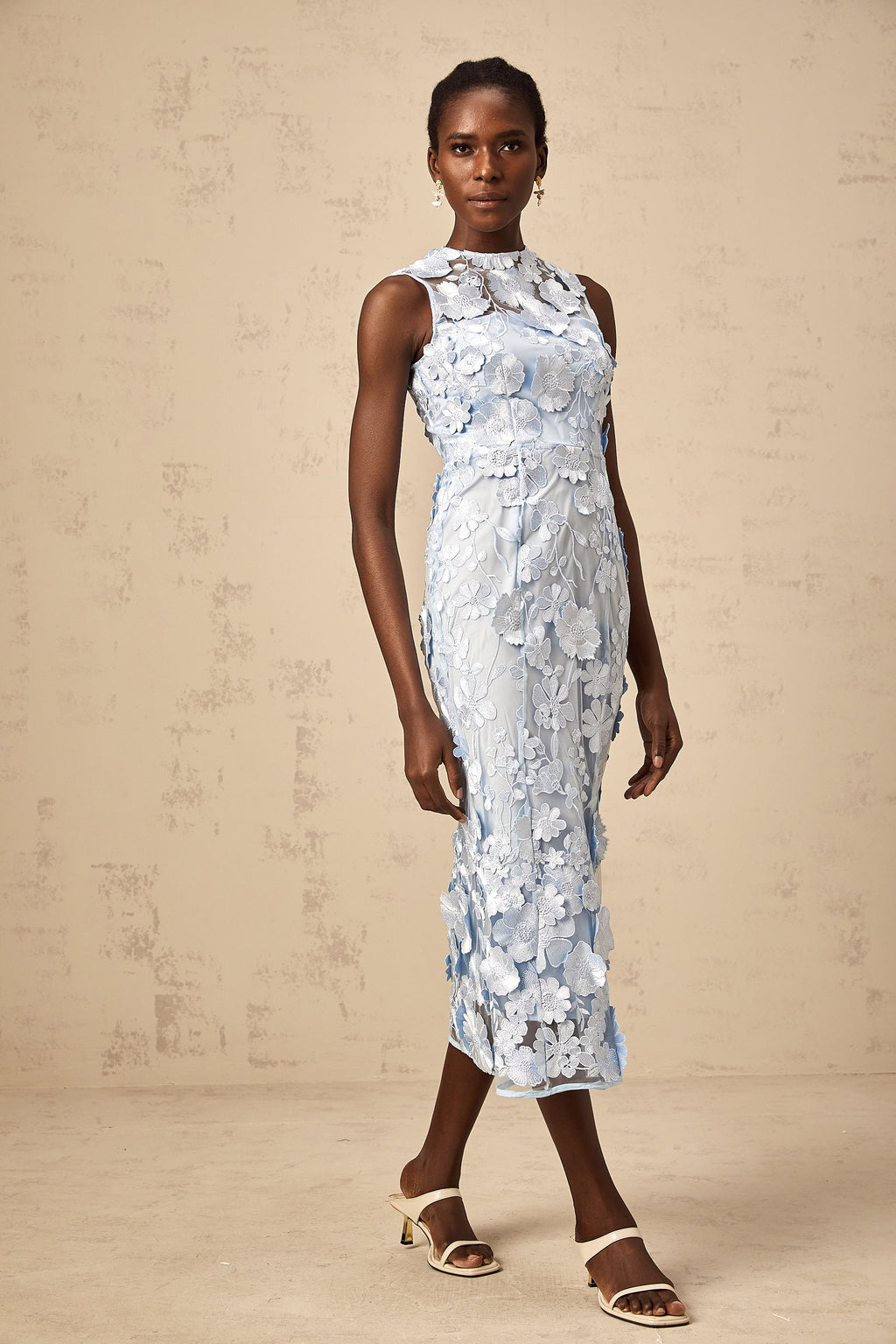 Vestido midi azul con aplicaciones florales de Herta, diseño elegante y moderno, para ocasiones especiales.