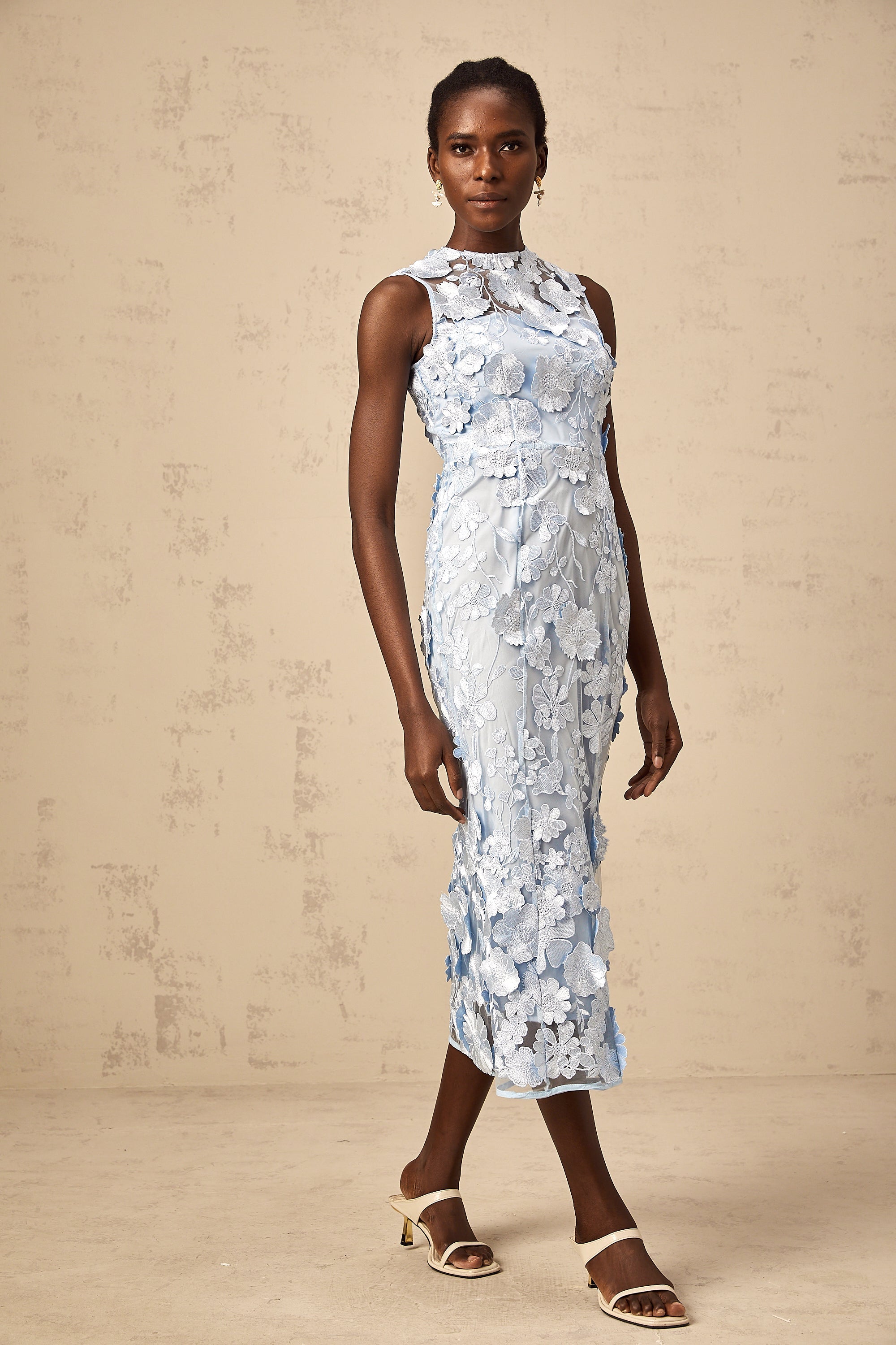 Vestido midi azul con aplicaciones florales de Herta, diseño elegante y moderno, para ocasiones especiales.