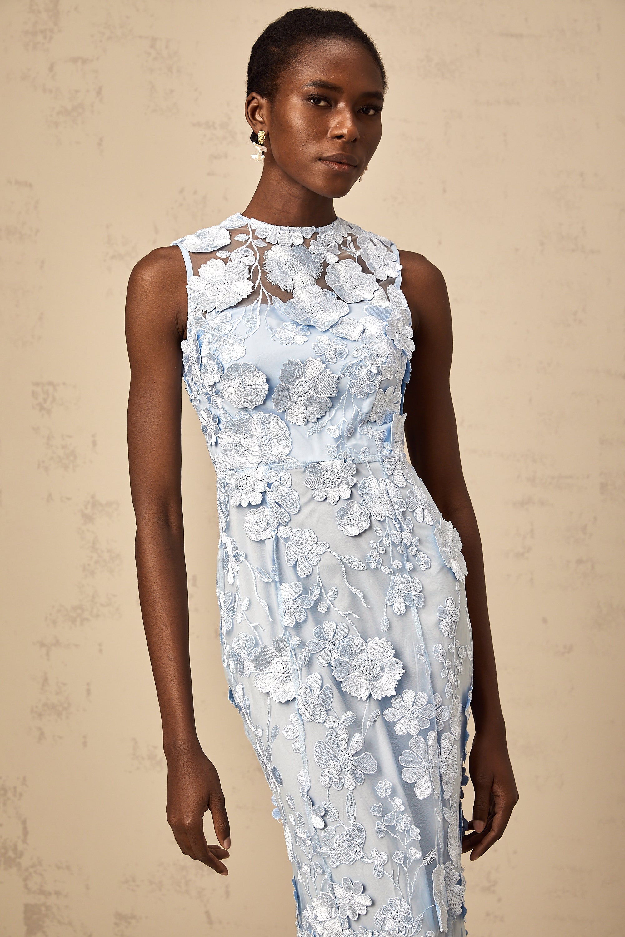 Vestido midi azul con aplicaciones florales de Herta, diseño elegante y moderno para ocasiones especiales.